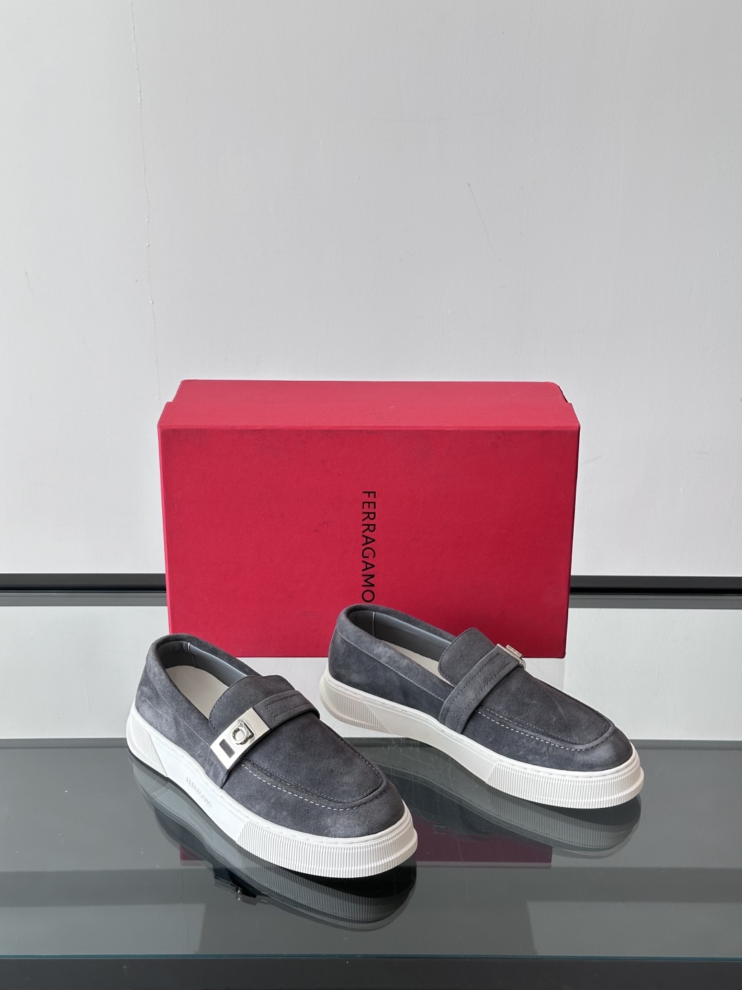 Ferragamo菲拉格慕全新麂皮都市漫步鞋，精准拿捏现代都市生活，打造意式慵懒风格，柔韧的皮面，柔软的