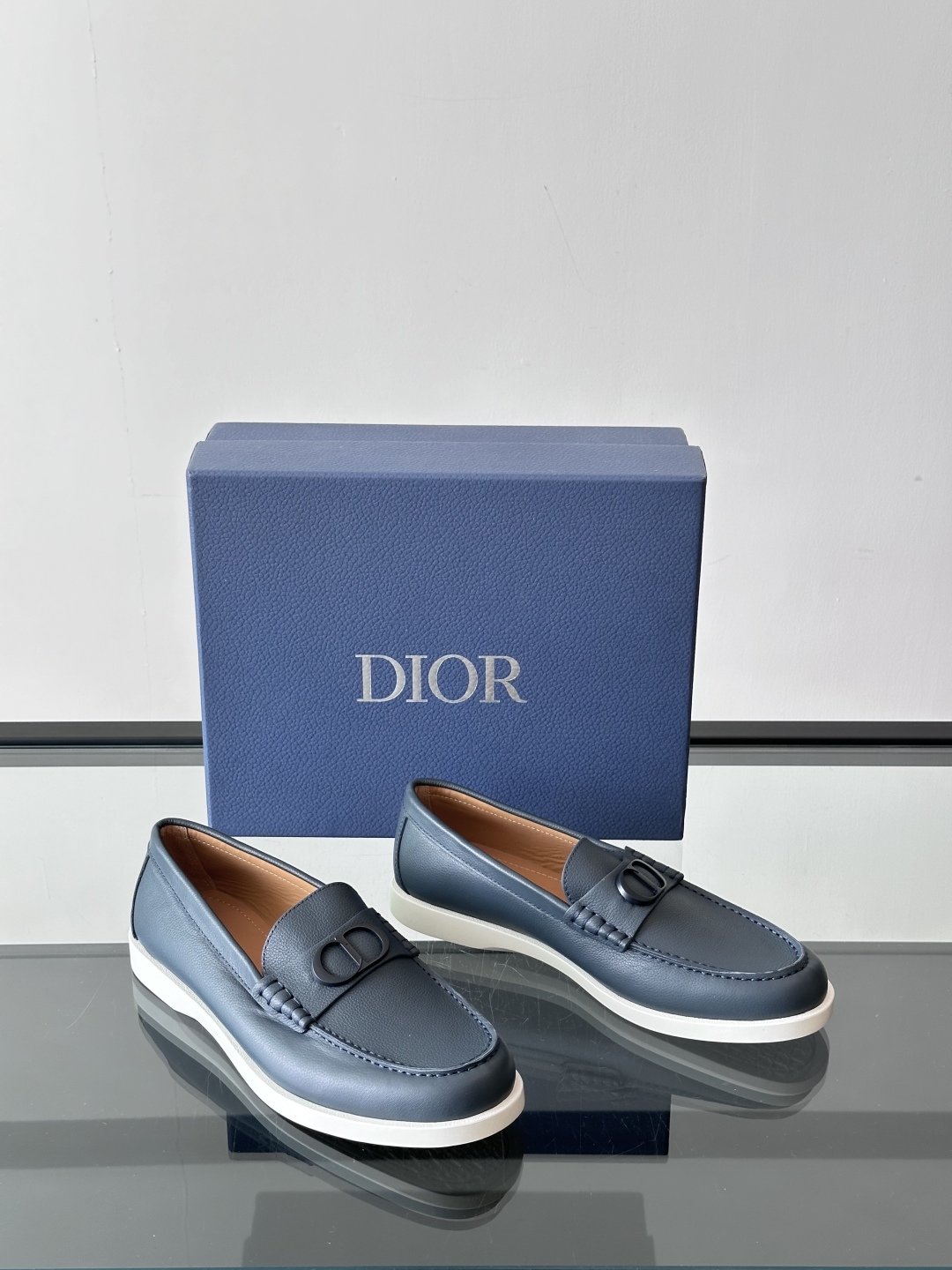 DIOR/迪奥男士休闲皮鞋，采用进口牛皮精心制作，鞋面饰以品牌饰扣装饰，别具一格。皮质质感极好，套穿式一