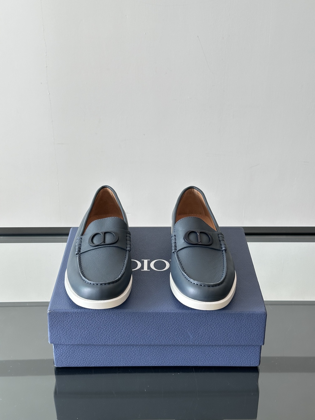 DIOR/迪奥男士休闲皮鞋，采用进口牛皮精心制作，鞋面饰以品牌饰扣装饰，别具一格。皮质质感极好，套穿式一