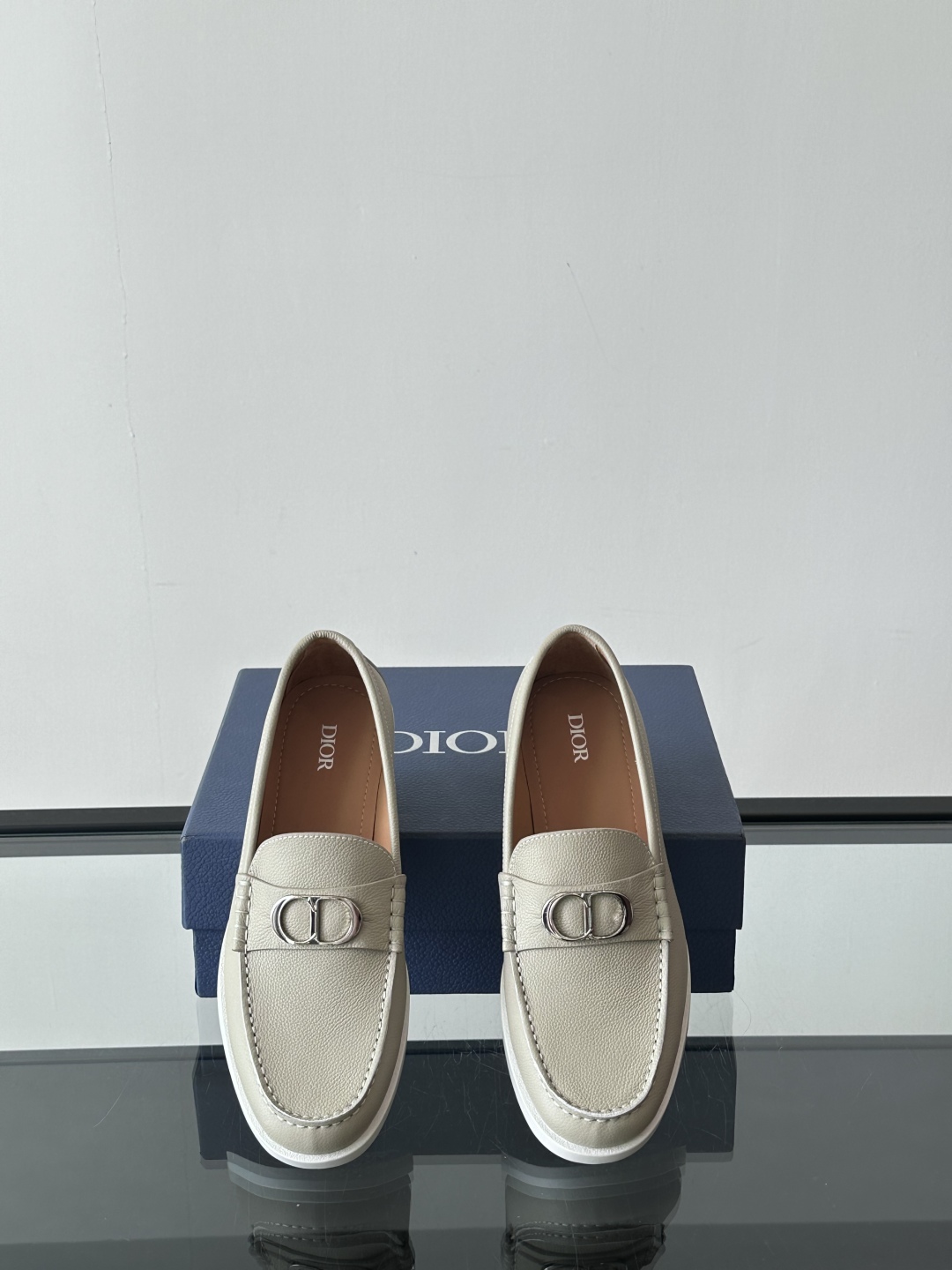 DIOR/迪奥男士休闲皮鞋，采用进口牛皮精心制作，鞋面饰以品牌饰扣装饰，别具一格。皮质质感极好，套穿式一