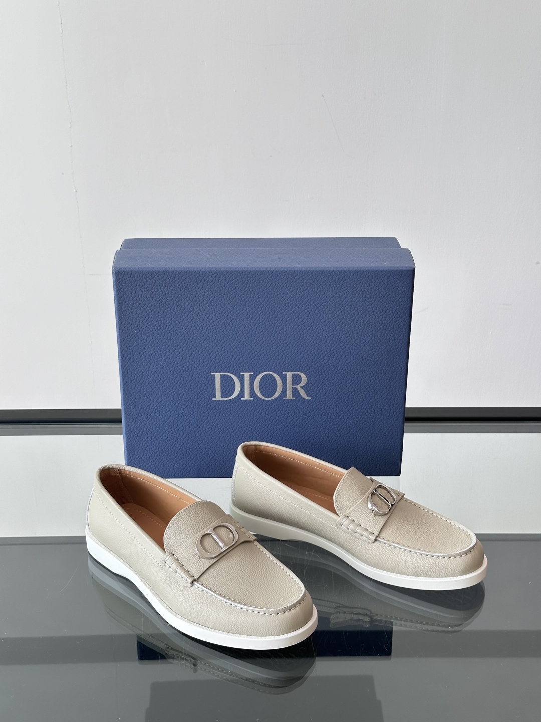 DIOR/迪奥男士休闲皮鞋，采用进口牛皮精心制作，鞋面饰以品牌饰扣装饰，别具一格。皮质质感极好，套穿式一