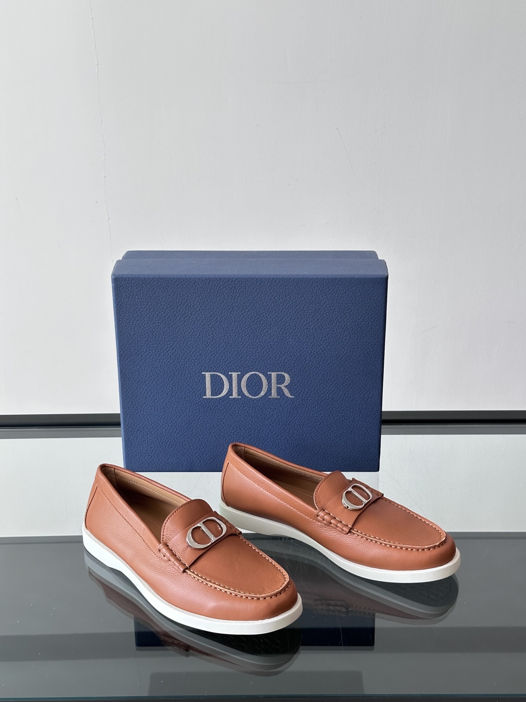 DIOR/迪奥男士休闲皮鞋，采用进口牛皮精心制作，鞋面饰以品牌饰扣装饰，别具一格。皮质质感极好，套穿式一