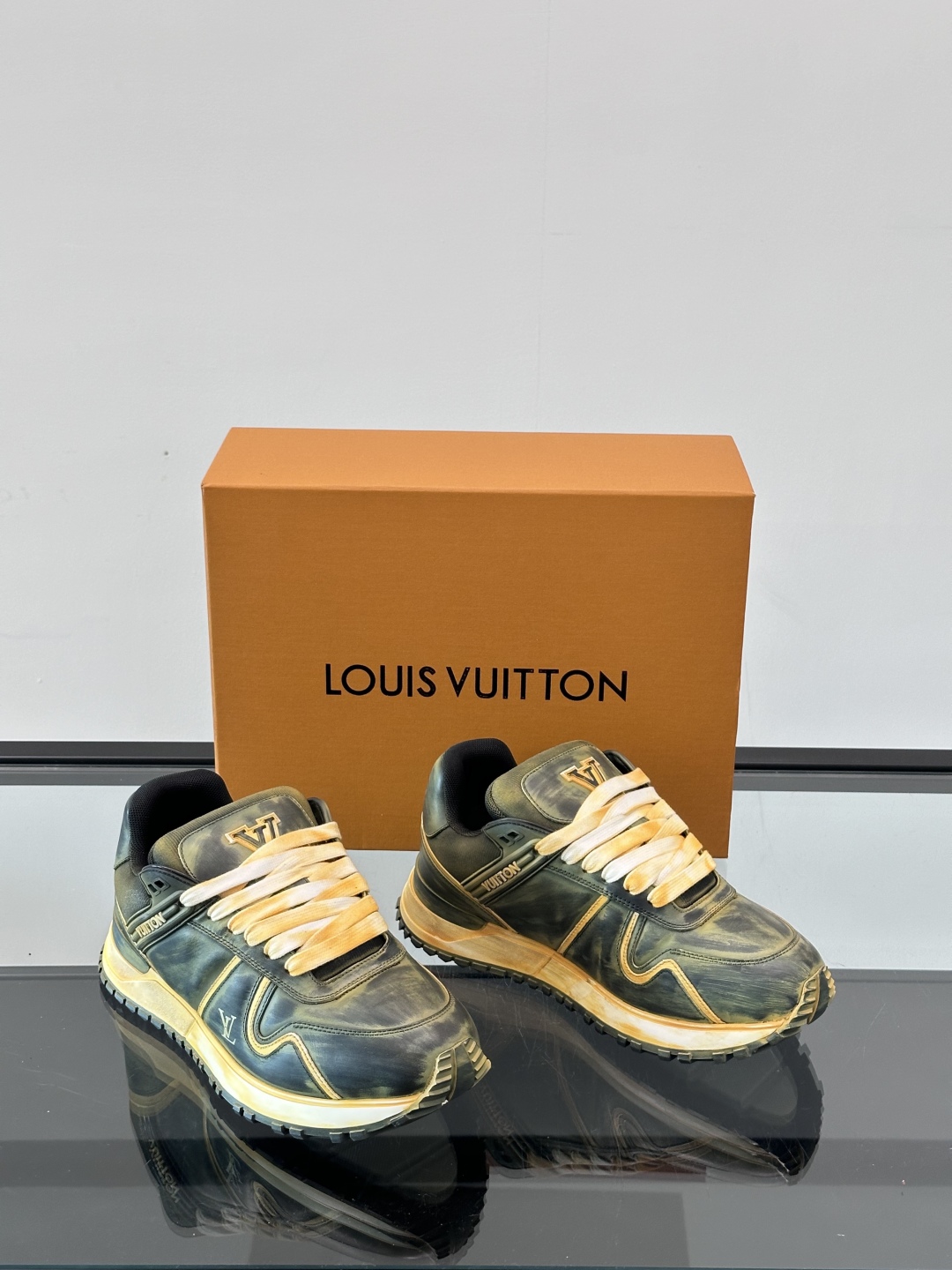 L▪️Run Away Maxi 运动鞋初次亮相于 2025 早秋系列，以大号版本延续 Run Away