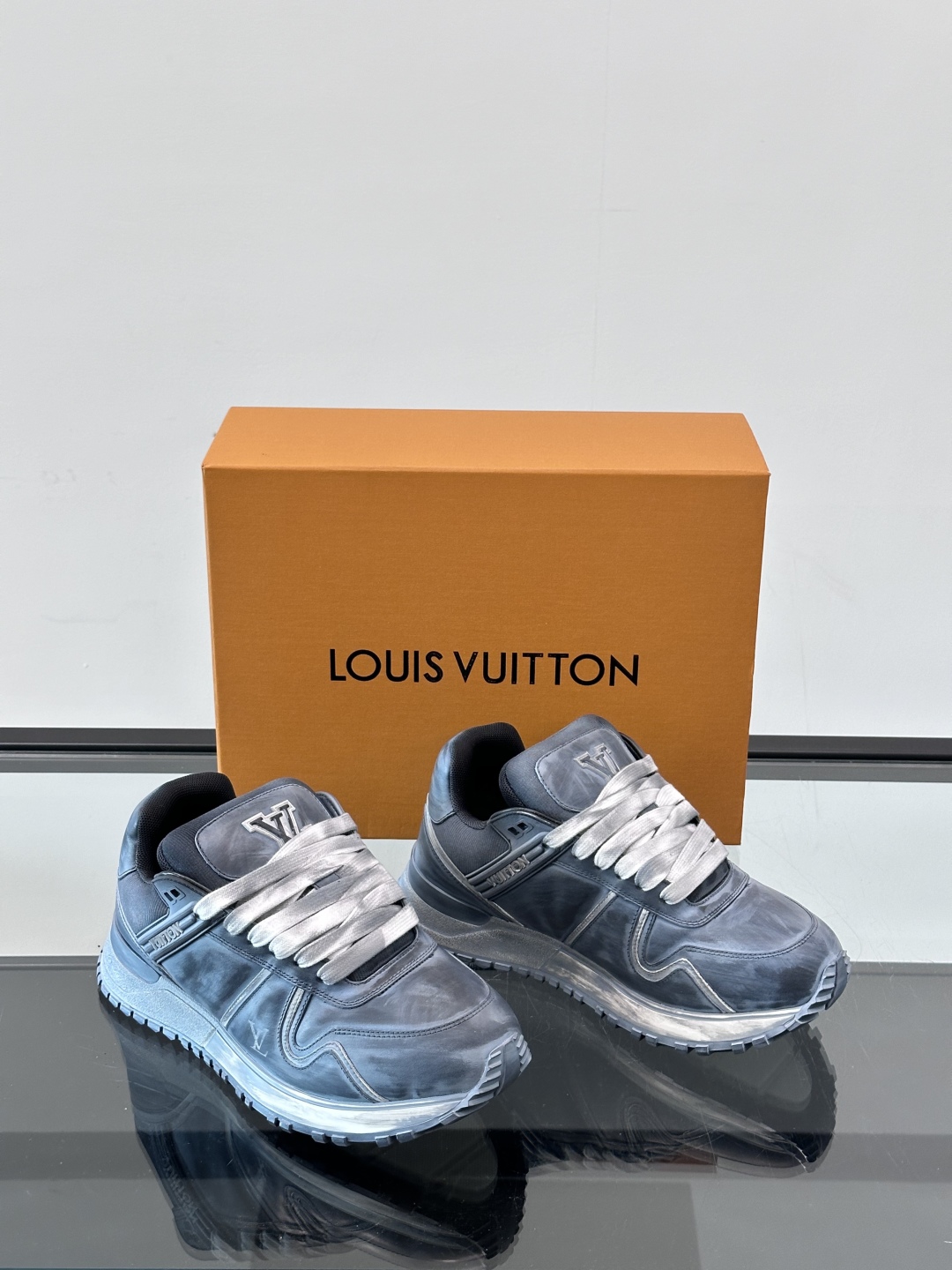L▪️Run Away Maxi 运动鞋初次亮相于 2025 早秋系列，以大号版本延续 Run Away