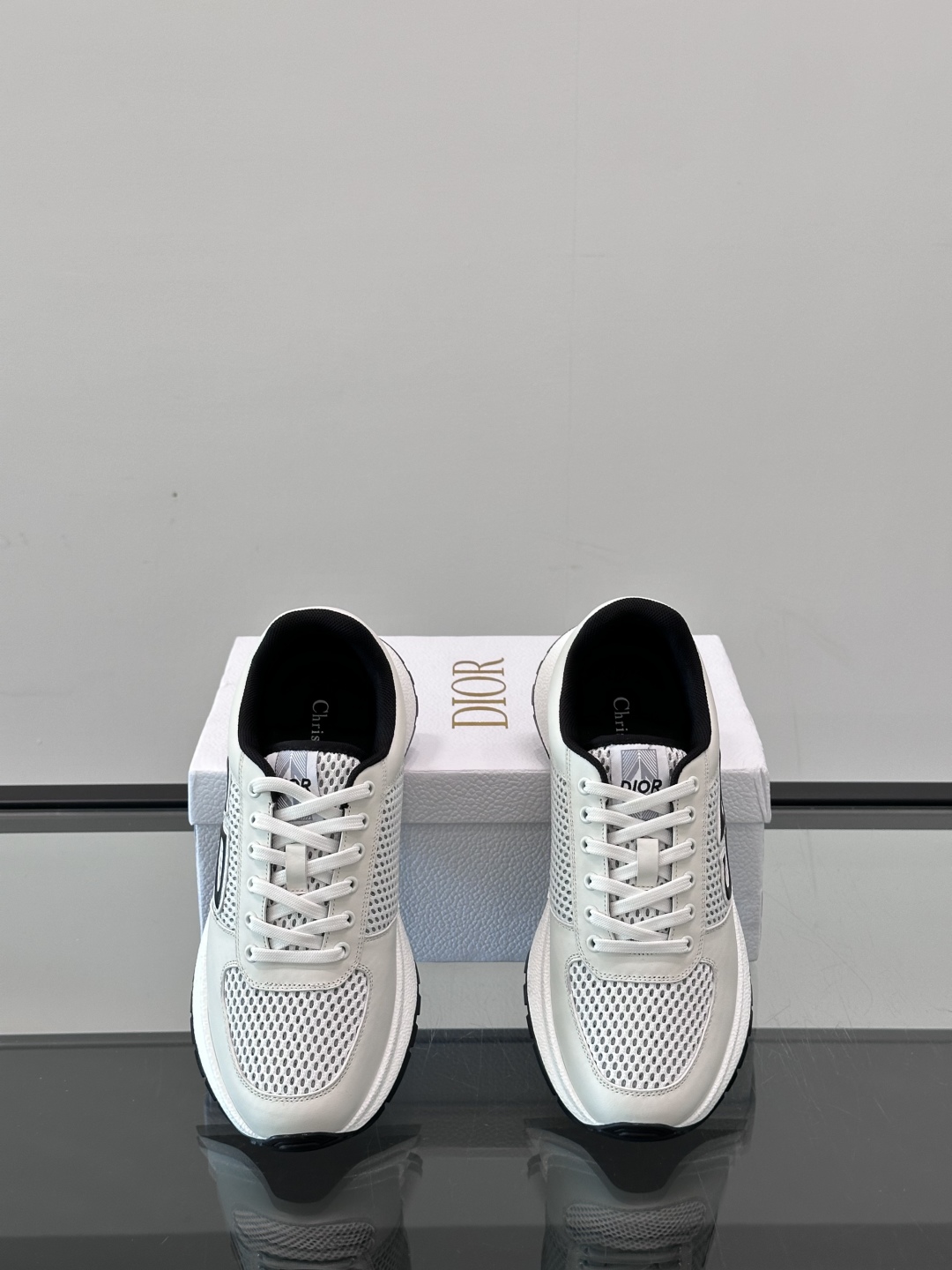 Dior/迪奥 新款CHERSTIAN DIOR 休闲运动鞋，这款运动鞋设计醒目时尚。采用牛皮革网面等材