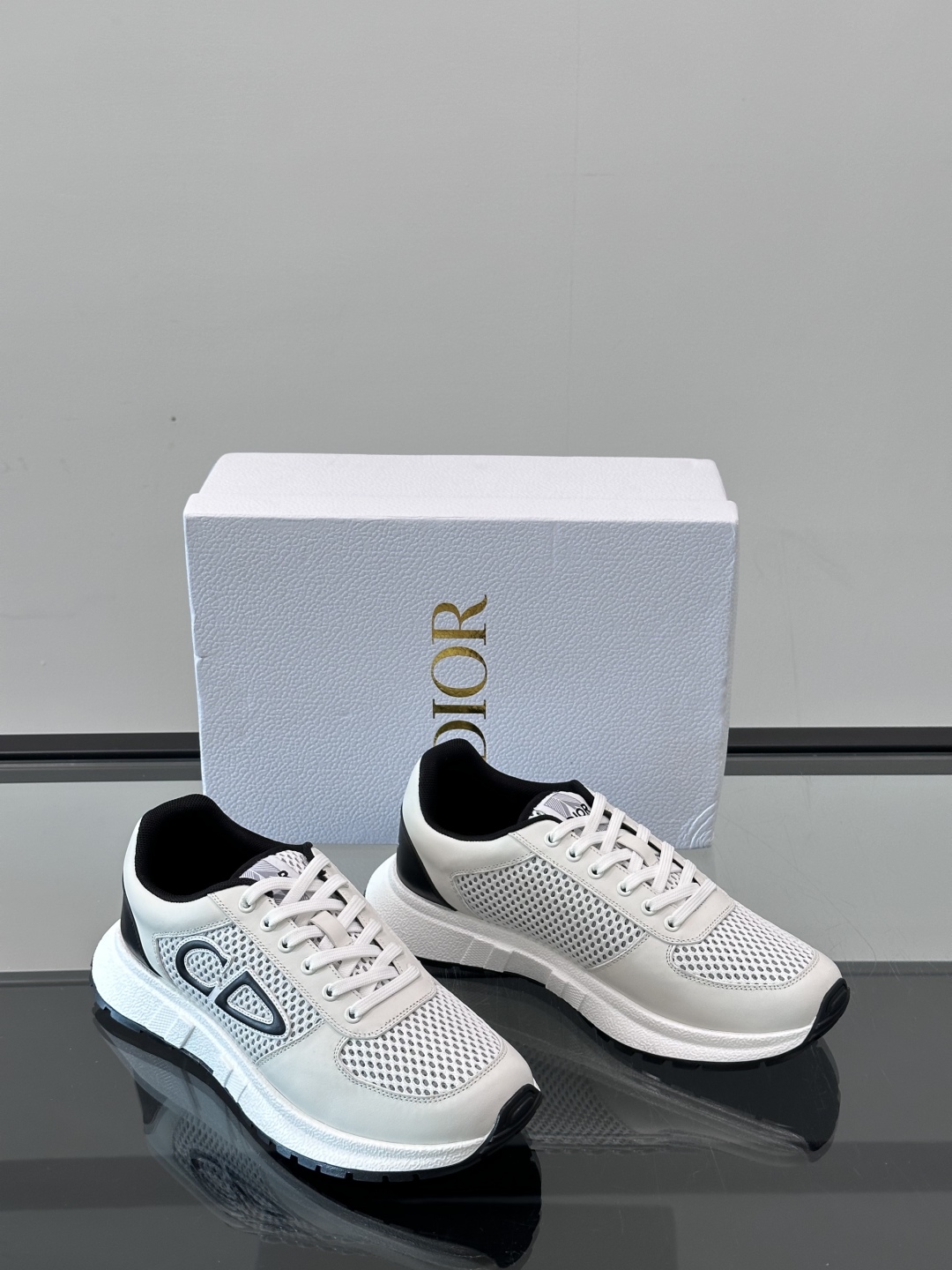 Dior/迪奥 新款CHERSTIAN DIOR 休闲运动鞋，这款运动鞋设计醒目时尚。采用牛皮革网面等材
