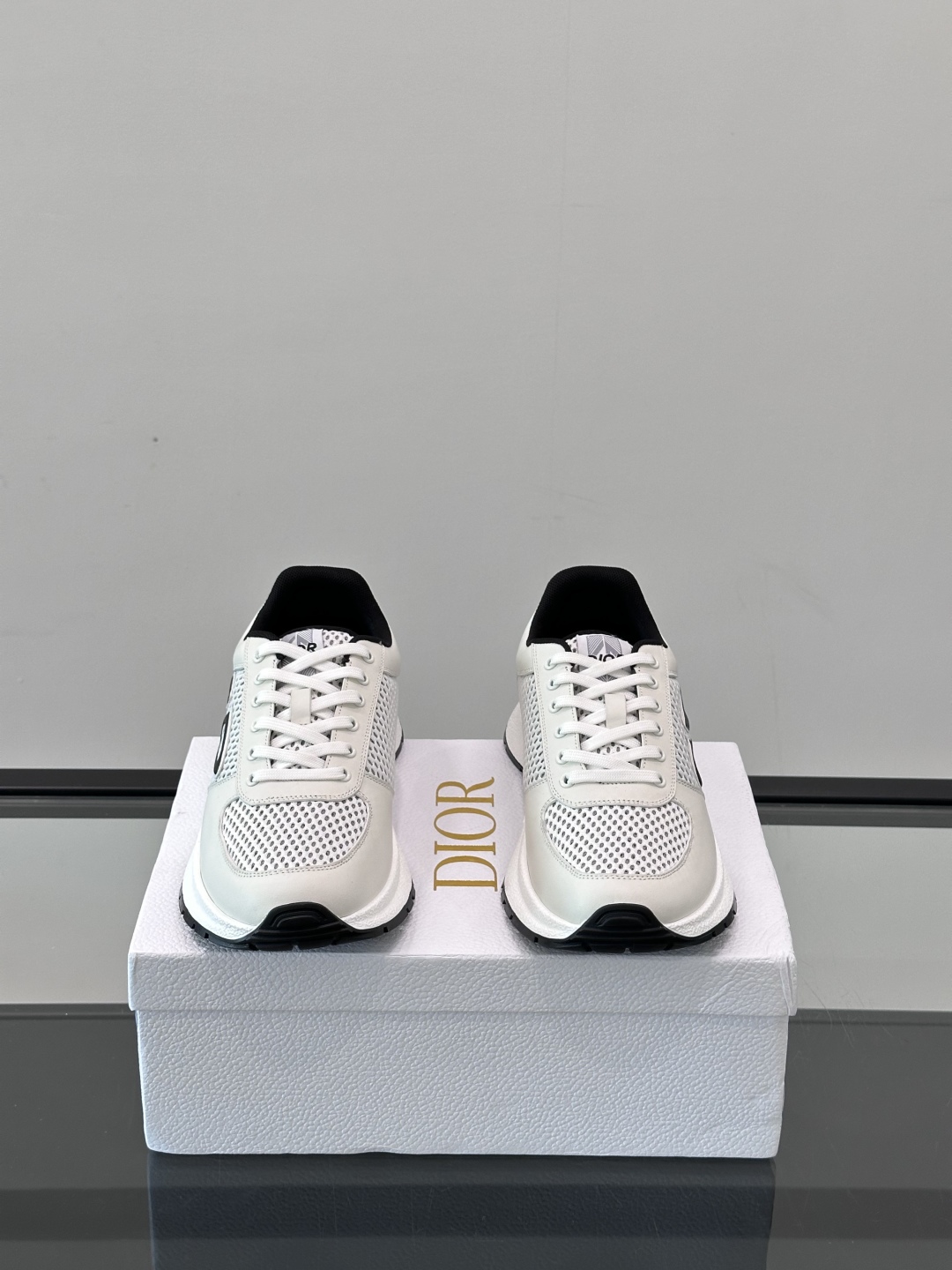 Dior/迪奥 新款CHERSTIAN DIOR 休闲运动鞋，这款运动鞋设计醒目时尚。采用牛皮革网面等材