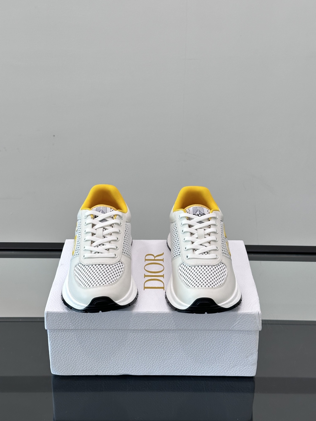 Dior/迪奥 新款CHERSTIAN DIOR 休闲运动鞋，这款运动鞋设计醒目时尚。采用牛皮革网面等材