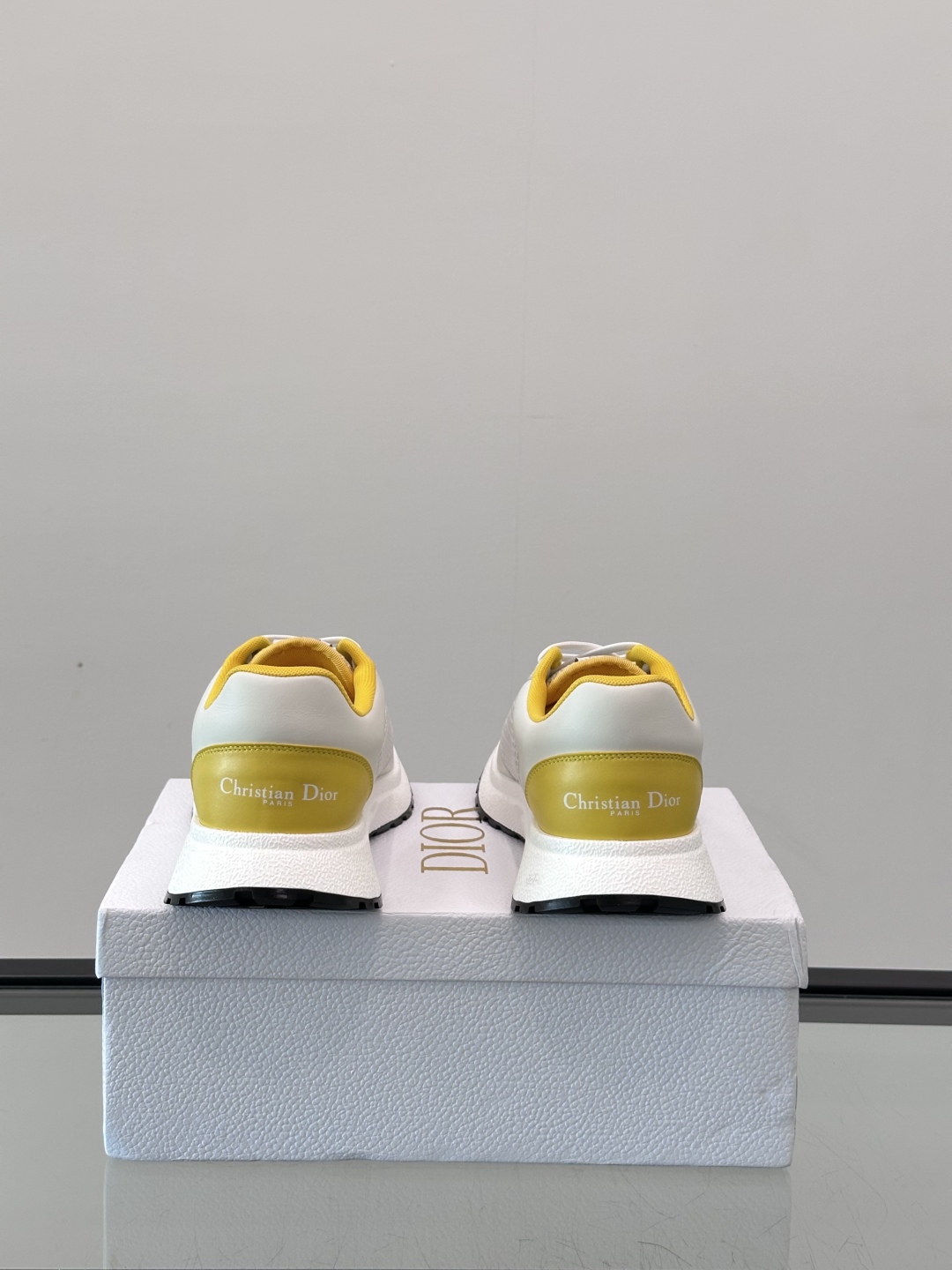 Dior/迪奥 新款CHERSTIAN DIOR 休闲运动鞋，这款运动鞋设计醒目时尚。采用牛皮革网面等材