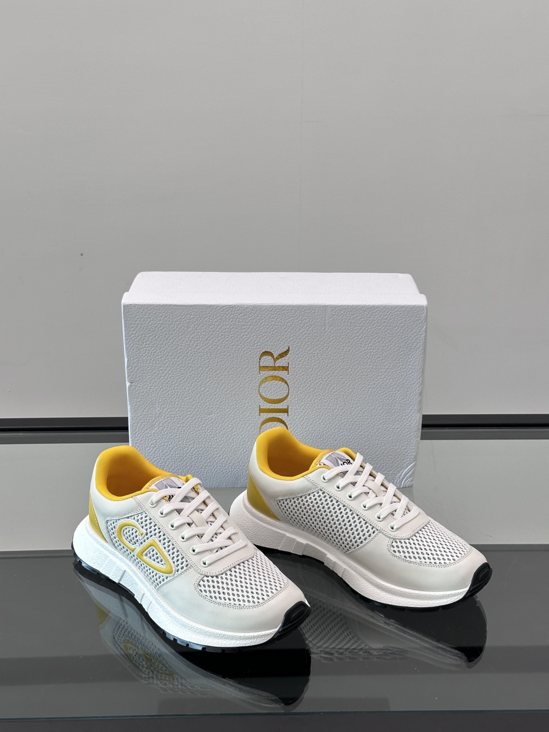 Dior/迪奥 新款CHERSTIAN DIOR 休闲运动鞋，这款运动鞋设计醒目时尚。采用牛皮革网面等材