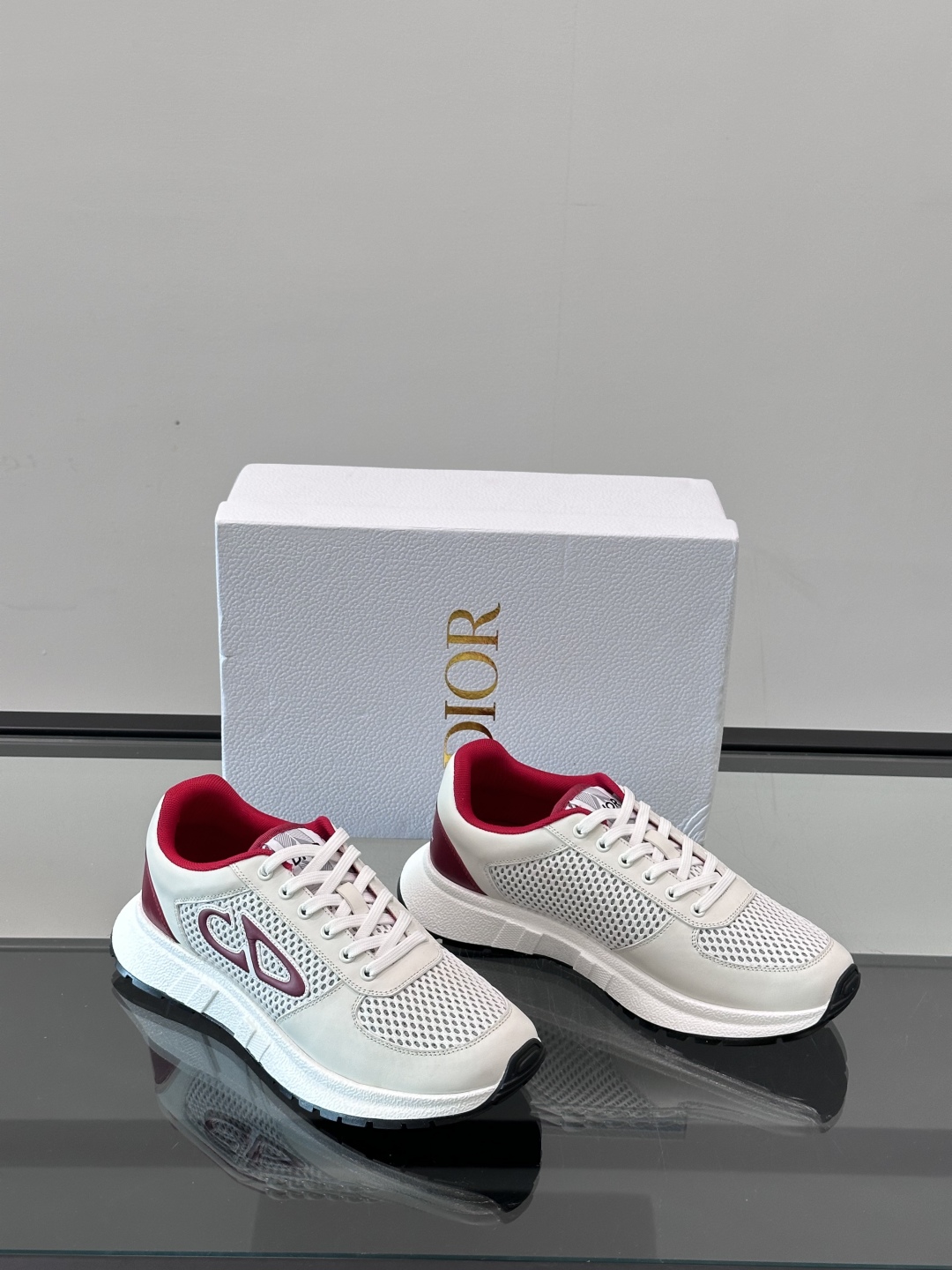 Dior/迪奥 新款CHERSTIAN DIOR 休闲运动鞋，这款运动鞋设计醒目时尚。采用牛皮革网面等材