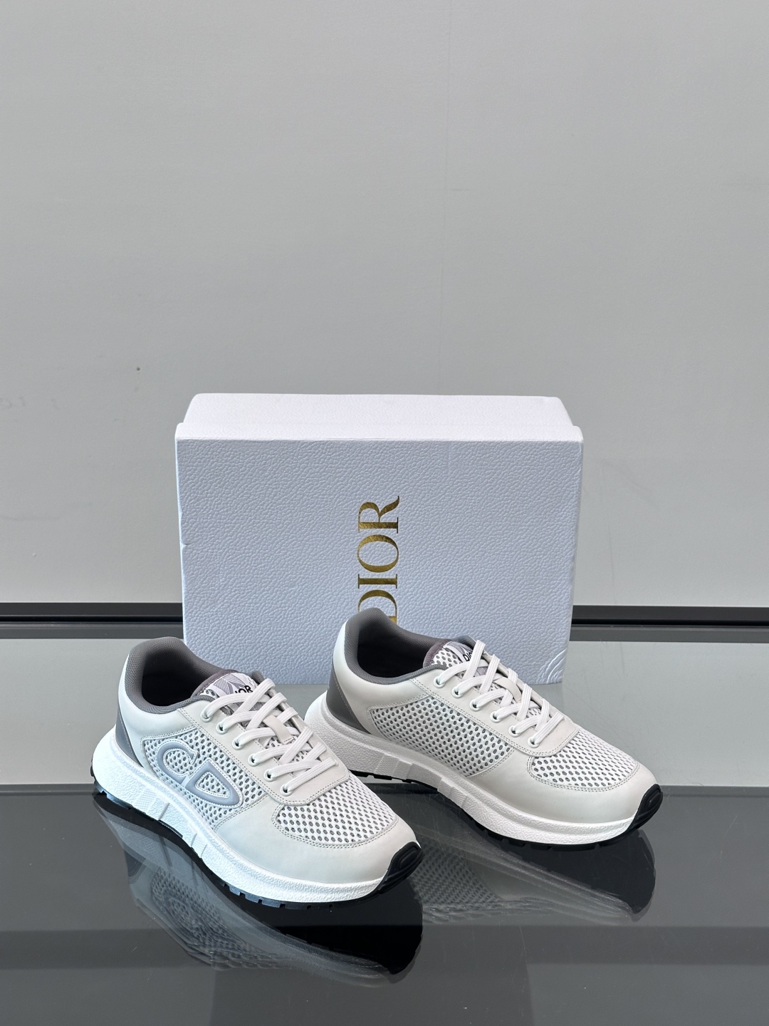 Dior/迪奥 新款CHERSTIAN DIOR 休闲运动鞋，这款运动鞋设计醒目时尚。采用牛皮革网面等材