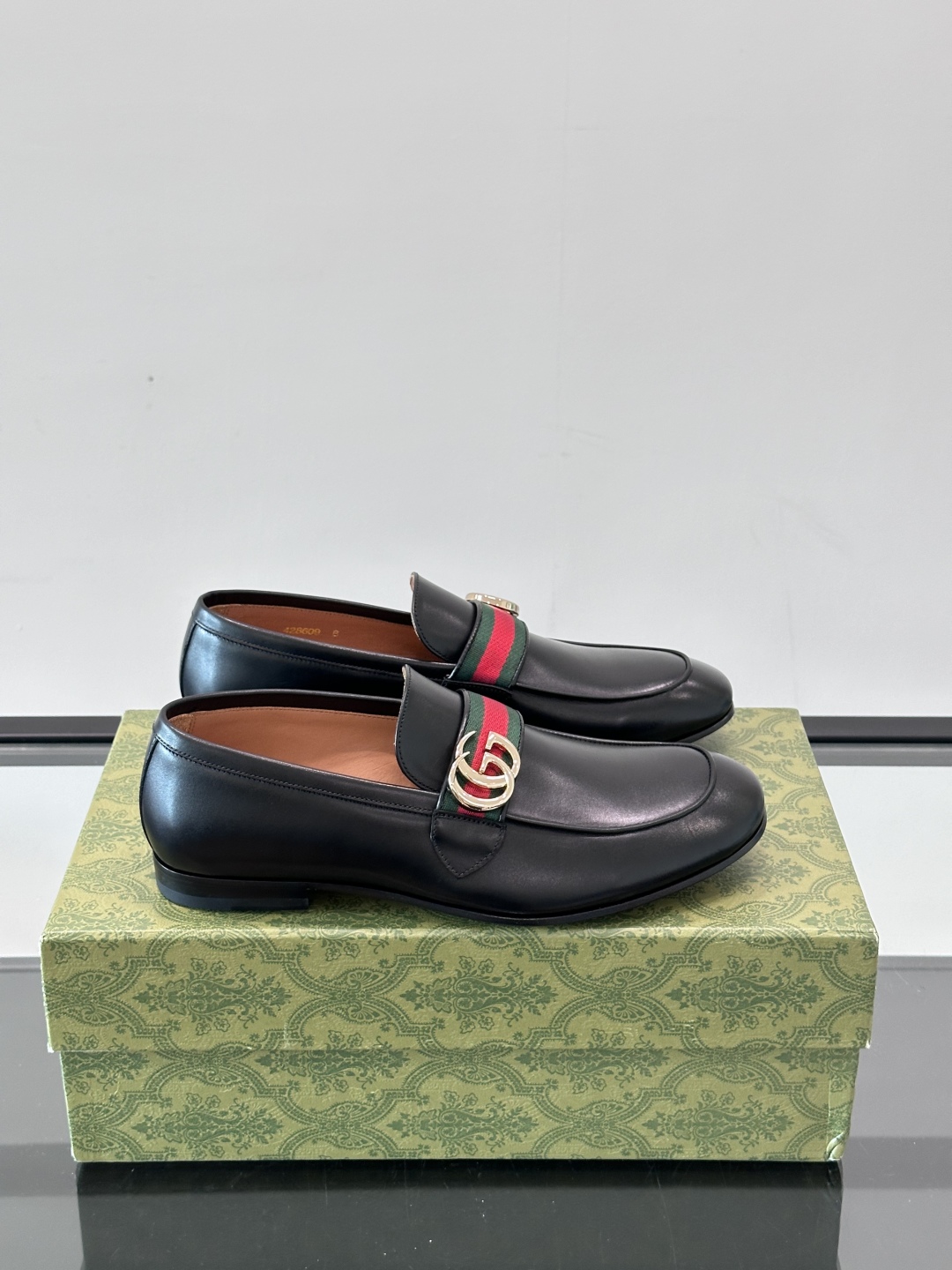 Gucci Men's Leather Loafers - Premium Italian Leather, Comfortable & Stylish 2 cmp i1751524957863 372 0 0