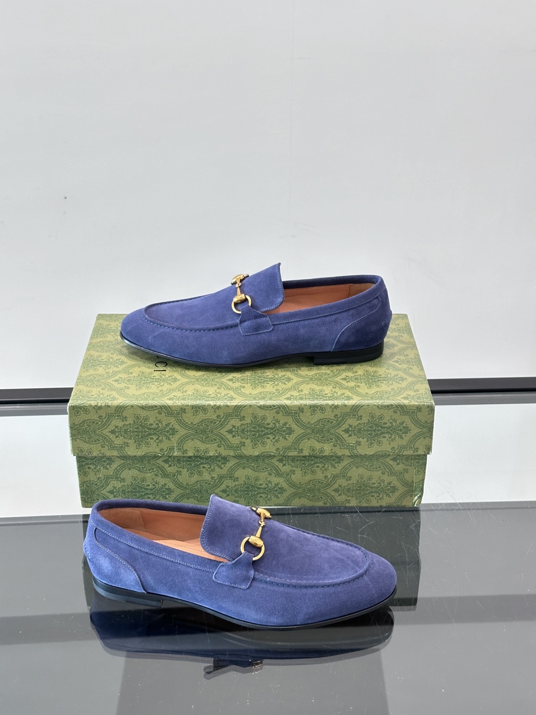Gucci Men's Leather Loafers - Premium Italian Leather, Comfortable Fit 5 cmp i1751546949003 1946 0 3