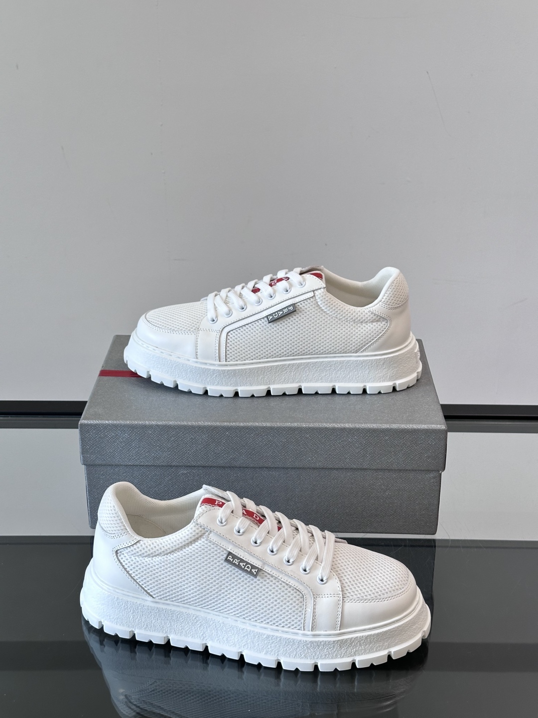 Prada/普拉达 男士新款运动休闲鞋，这款运动鞋鞋面采用进口小牛皮拼接透气网面，透气网面内里。垫脚牛皮