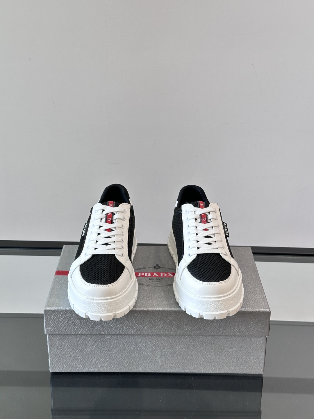 Prada/普拉达 男士新款运动休闲鞋，这款运动鞋鞋面采用进口小牛皮拼接透气网面，透气网面内里。垫脚牛皮