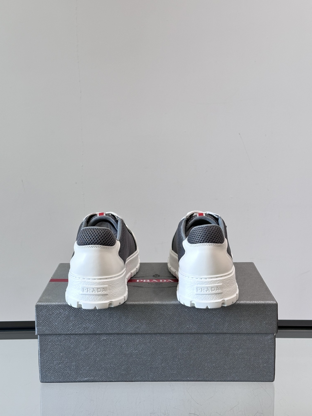 Prada/普拉达 男士新款运动休闲鞋，这款运动鞋鞋面采用进口小牛皮拼接透气网面，透气网面内里。垫脚牛皮