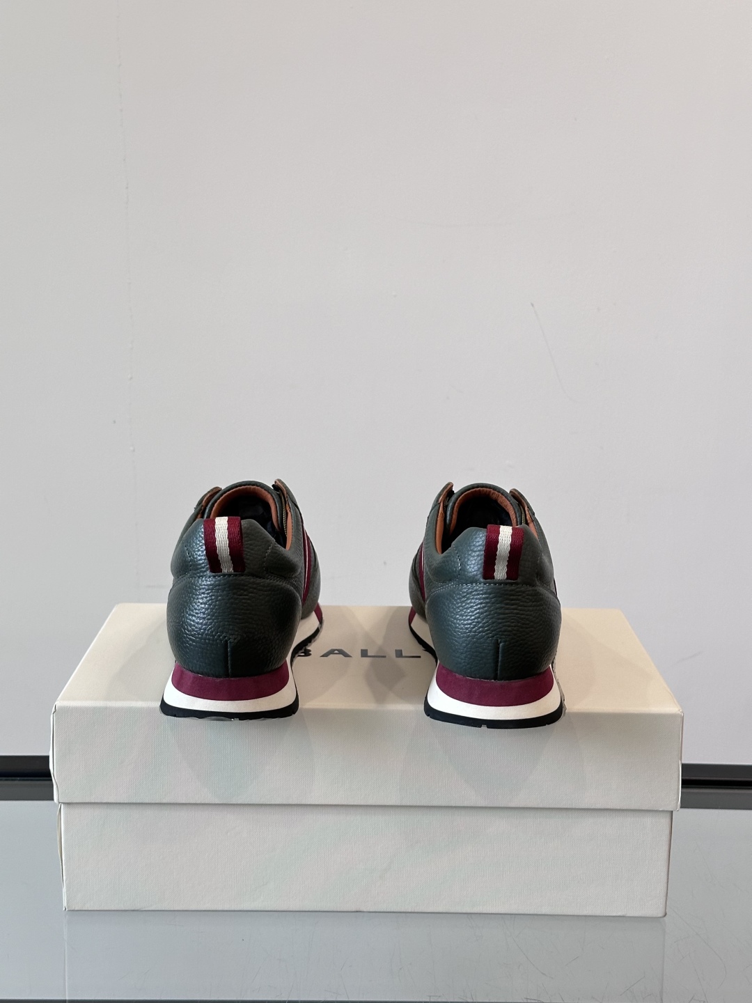 BALLY/巴利新款男士厚底皮革运动休闲鞋，这款皮革运动鞋采用小牛皮拼接打造，糅合优雅风范与创新设计。两