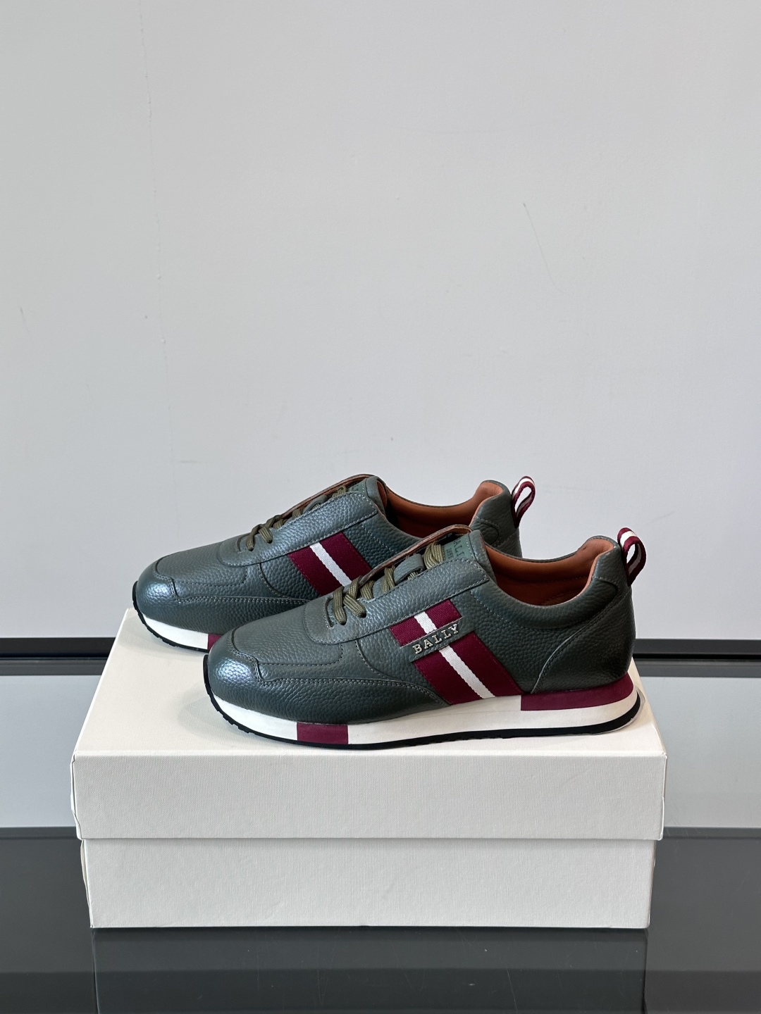 BALLY/巴利新款男士厚底皮革运动休闲鞋，这款皮革运动鞋采用小牛皮拼接打造，糅合优雅风范与创新设计。两