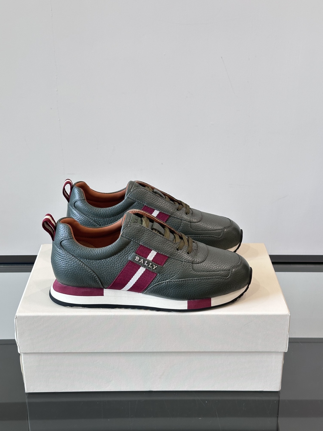 BALLY/巴利新款男士厚底皮革运动休闲鞋，这款皮革运动鞋采用小牛皮拼接打造，糅合优雅风范与创新设计。两
