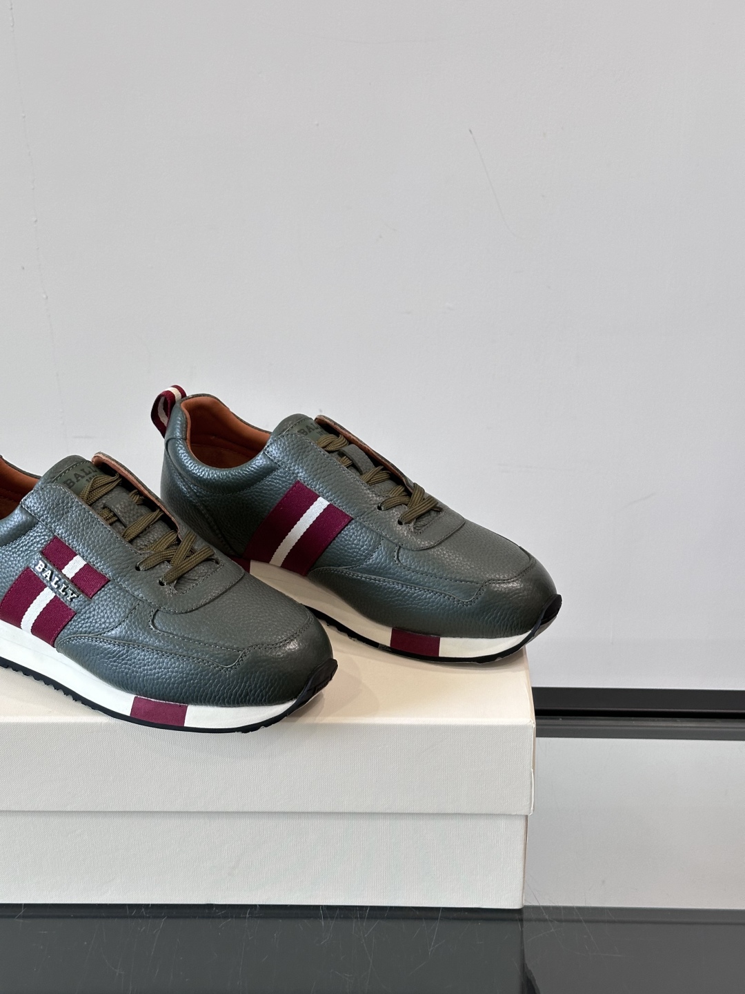BALLY/巴利新款男士厚底皮革运动休闲鞋，这款皮革运动鞋采用小牛皮拼接打造，糅合优雅风范与创新设计。两