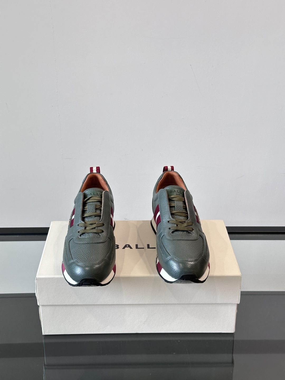 BALLY/巴利新款男士厚底皮革运动休闲鞋，这款皮革运动鞋采用小牛皮拼接打造，糅合优雅风范与创新设计。两