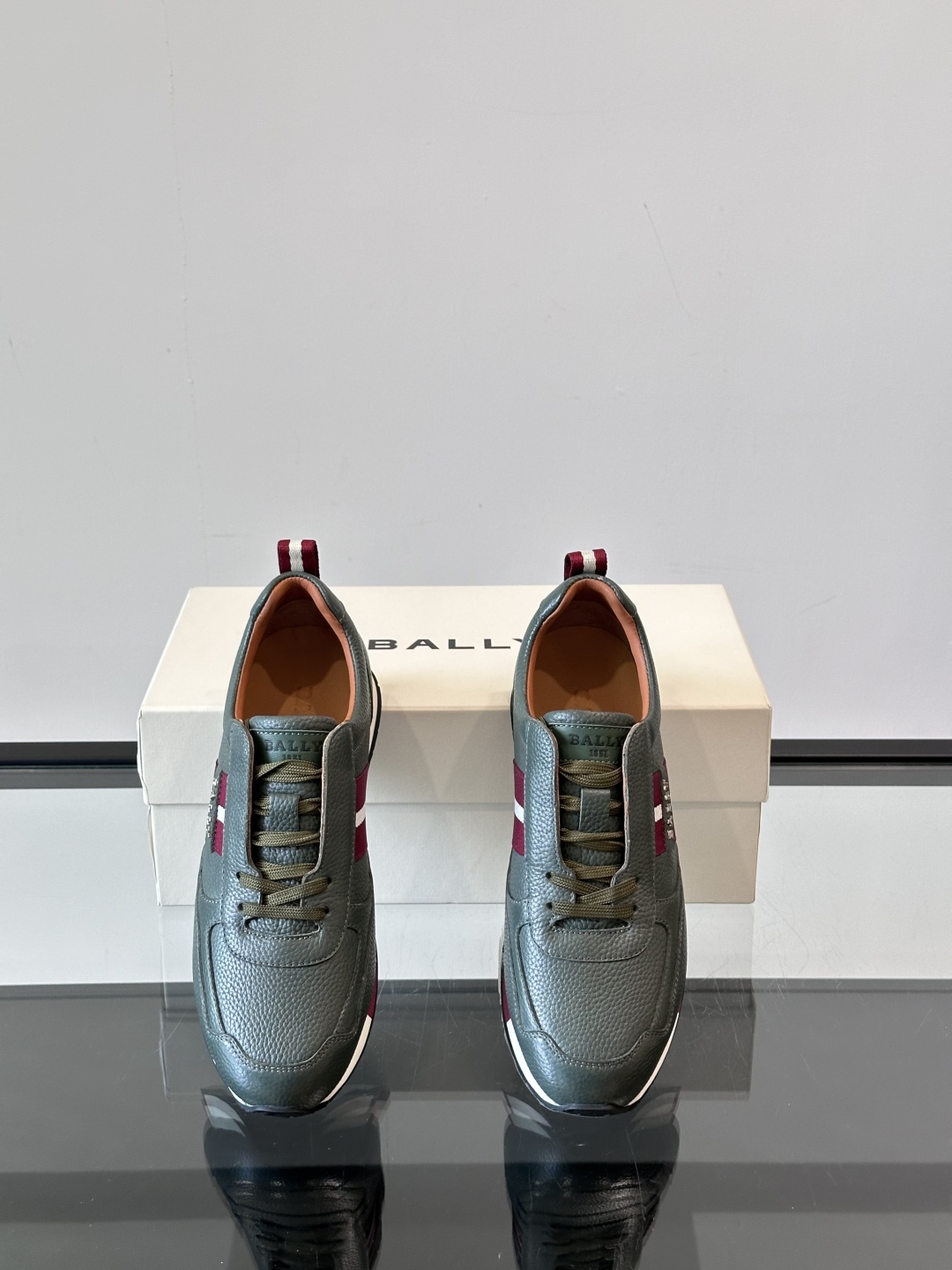BALLY/巴利新款男士厚底皮革运动休闲鞋，这款皮革运动鞋采用小牛皮拼接打造，糅合优雅风范与创新设计。两
