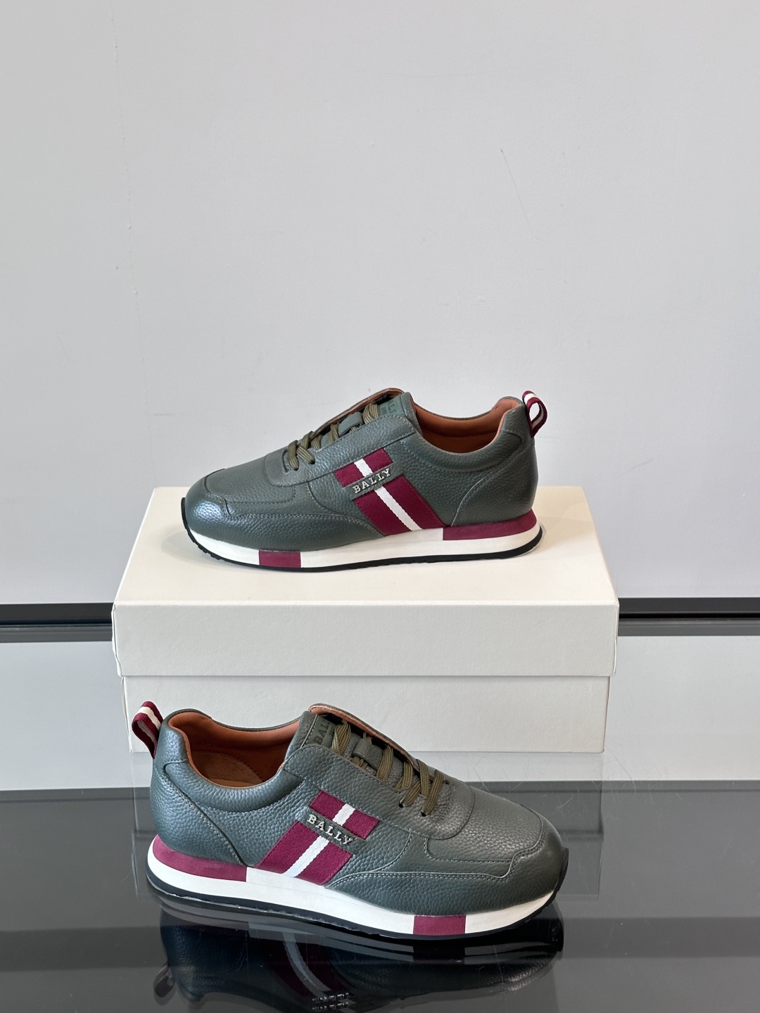BALLY/巴利新款男士厚底皮革运动休闲鞋，这款皮革运动鞋采用小牛皮拼接打造，糅合优雅风范与创新设计。两