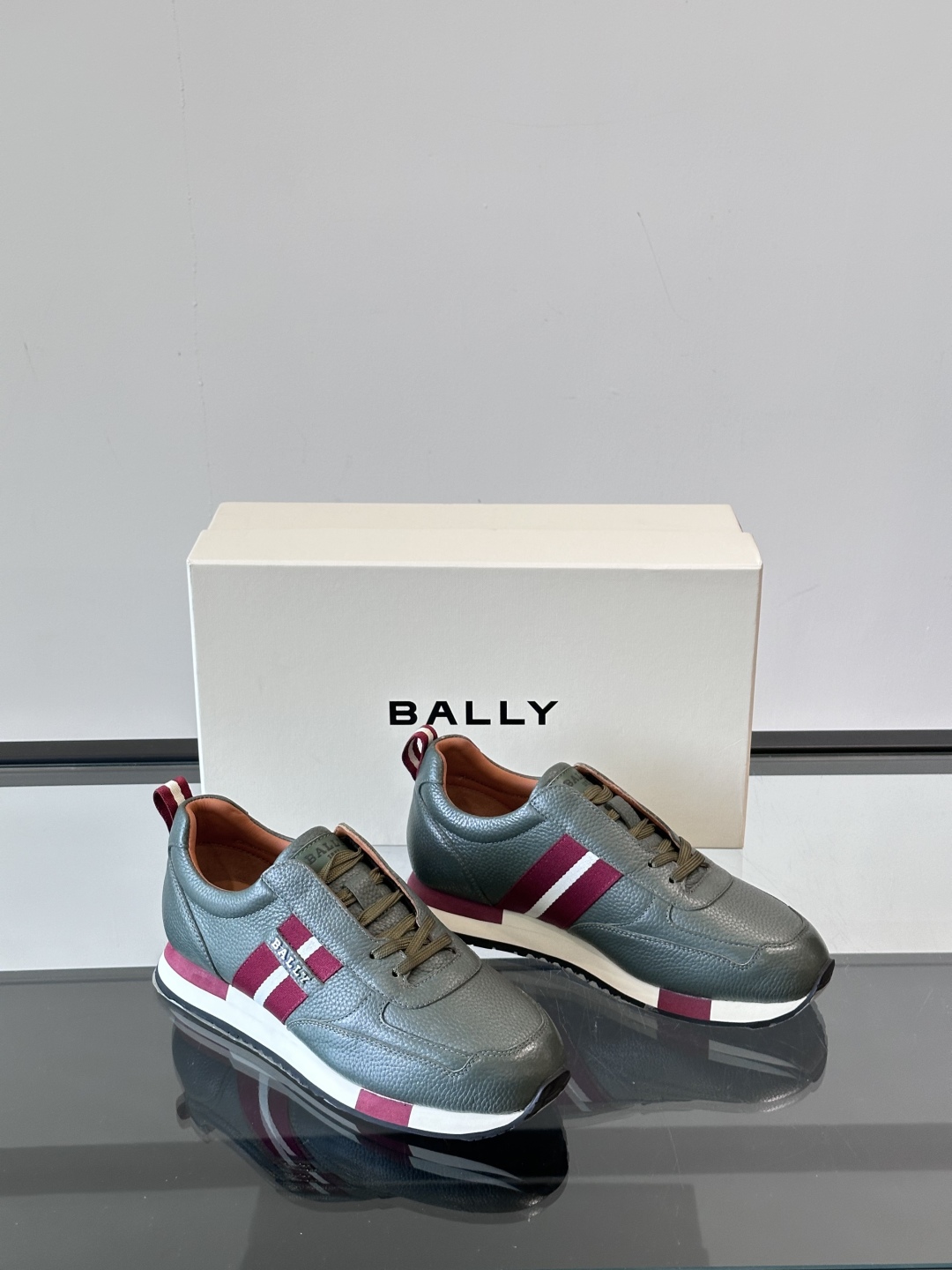 BALLY/巴利新款男士厚底皮革运动休闲鞋，这款皮革运动鞋采用小牛皮拼接打造，糅合优雅风范与创新设计。两