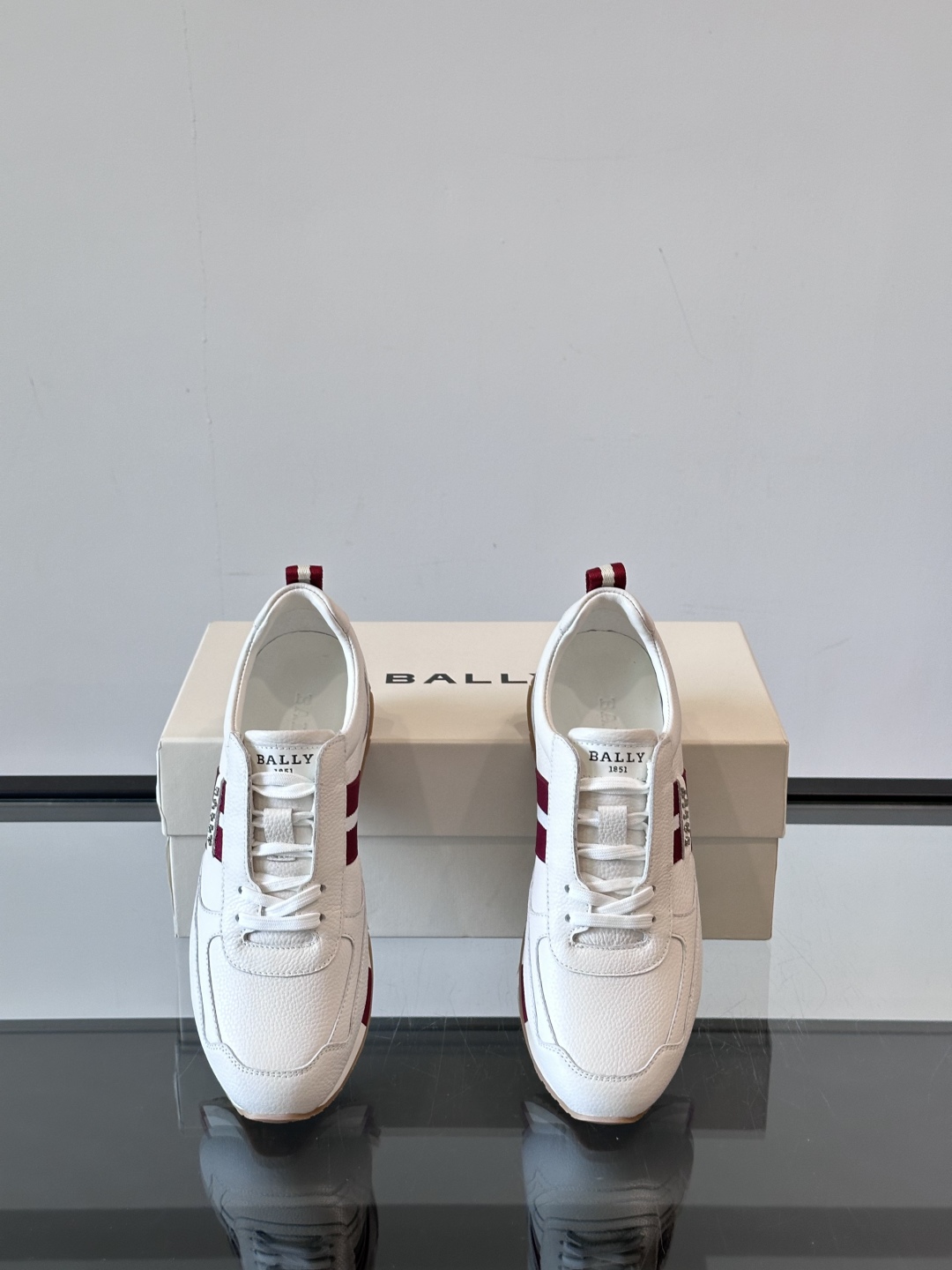 BALLY/巴利新款男士厚底皮革运动休闲鞋，这款皮革运动鞋采用小牛皮拼接打造，糅合优雅风范与创新设计。两