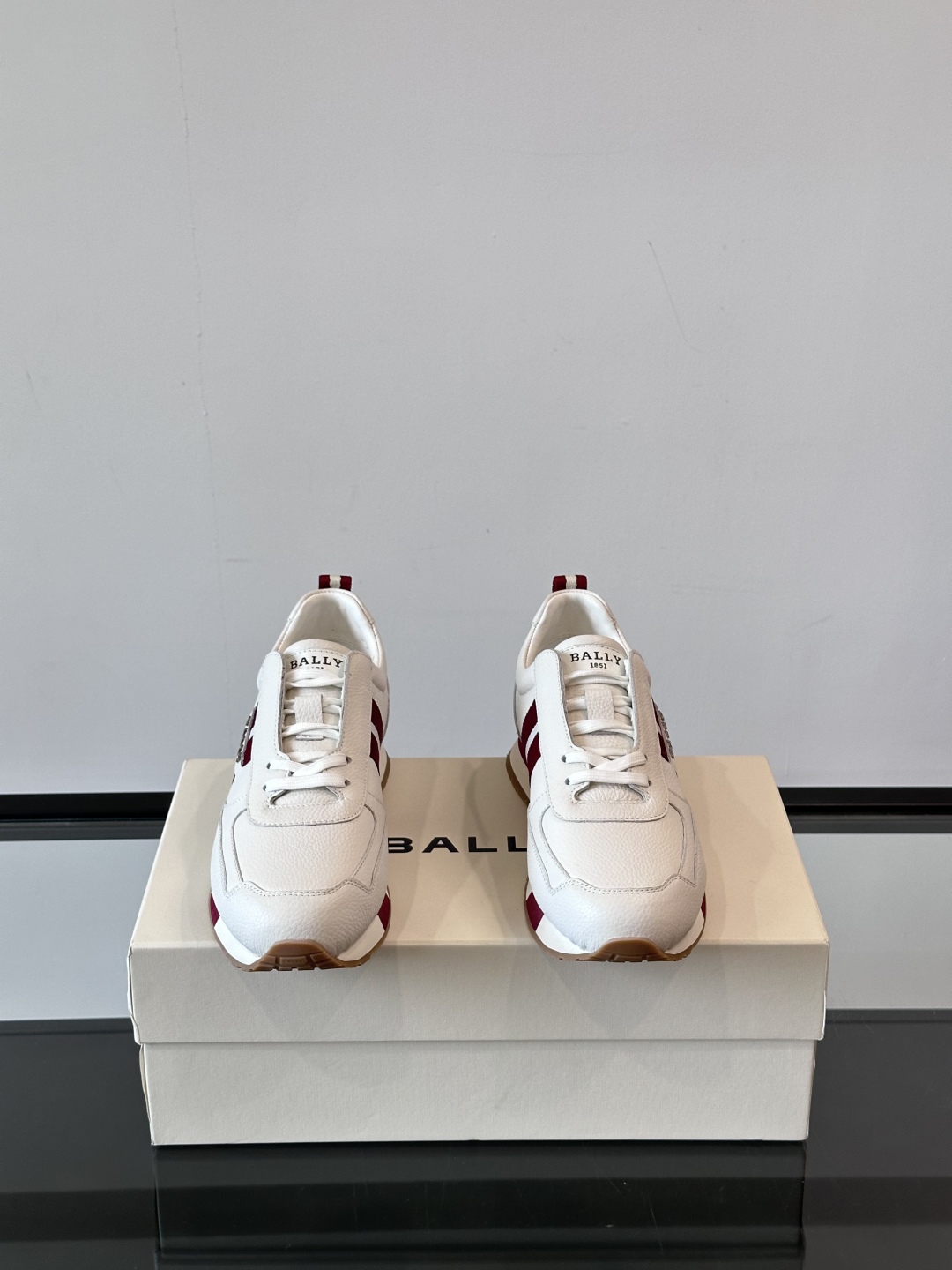 BALLY/巴利新款男士厚底皮革运动休闲鞋，这款皮革运动鞋采用小牛皮拼接打造，糅合优雅风范与创新设计。两