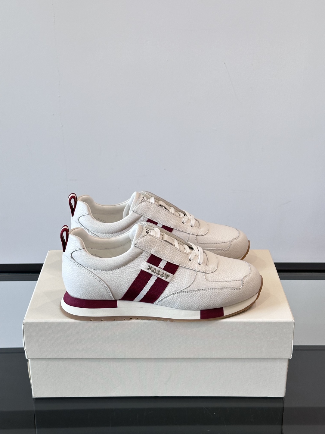 BALLY/巴利新款男士厚底皮革运动休闲鞋，这款皮革运动鞋采用小牛皮拼接打造，糅合优雅风范与创新设计。两