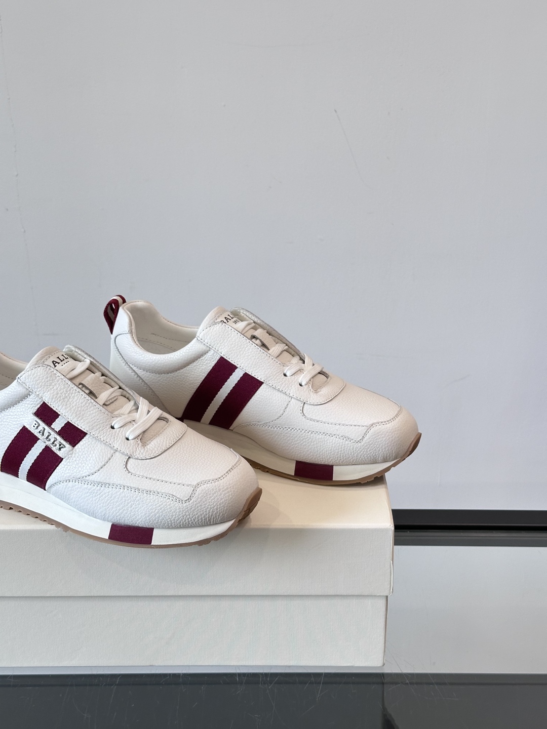 BALLY/巴利新款男士厚底皮革运动休闲鞋，这款皮革运动鞋采用小牛皮拼接打造，糅合优雅风范与创新设计。两