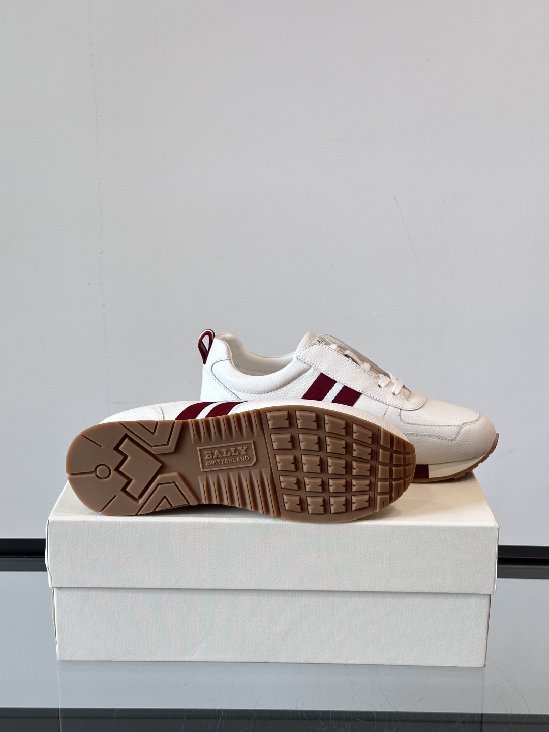BALLY/巴利新款男士厚底皮革运动休闲鞋，这款皮革运动鞋采用小牛皮拼接打造，糅合优雅风范与创新设计。两