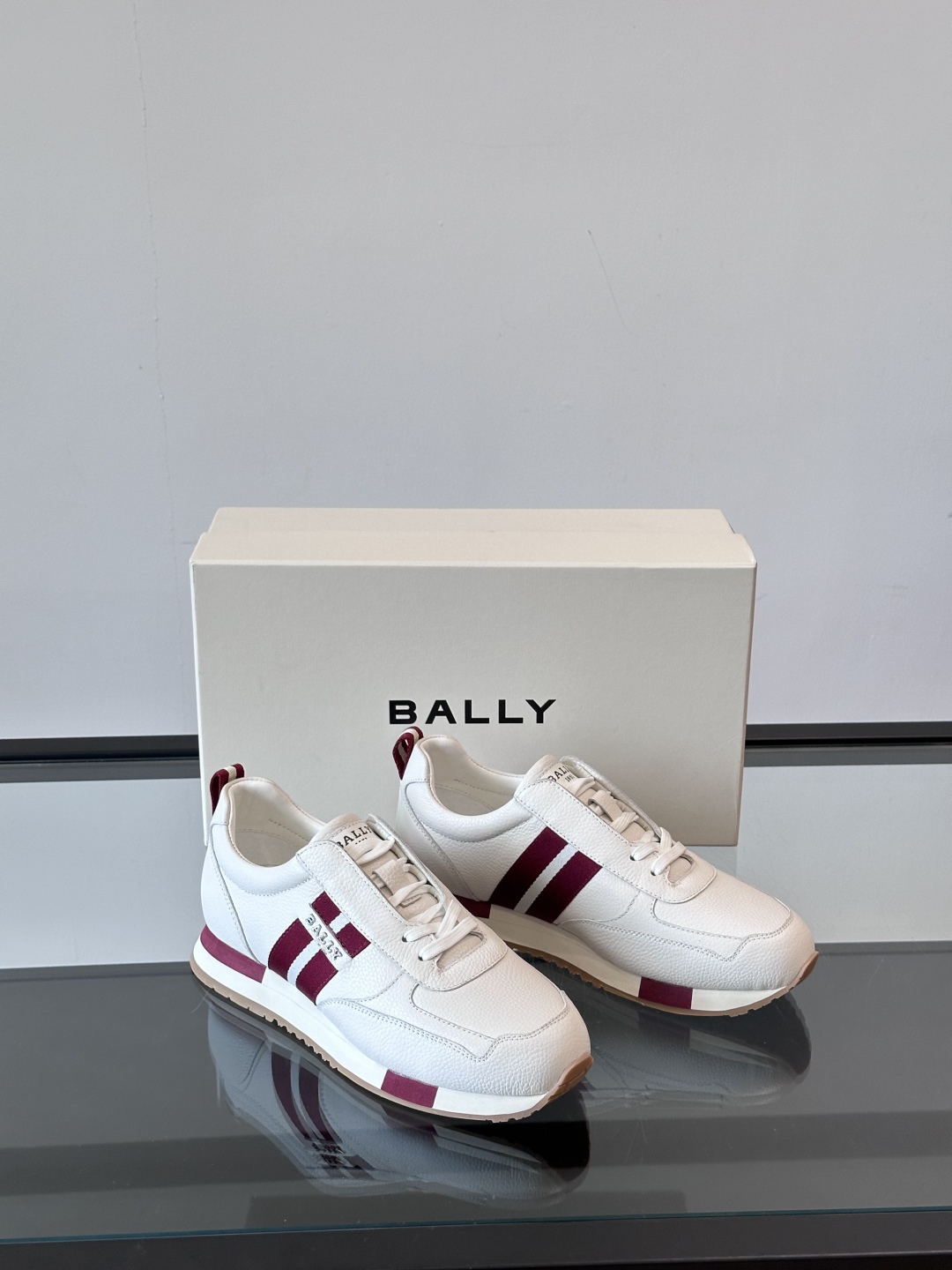 BALLY/巴利新款男士厚底皮革运动休闲鞋，这款皮革运动鞋采用小牛皮拼接打造，糅合优雅风范与创新设计。两