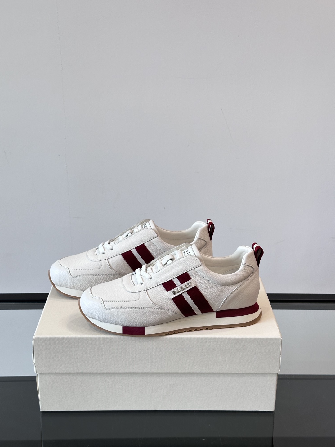 BALLY/巴利新款男士厚底皮革运动休闲鞋，这款皮革运动鞋采用小牛皮拼接打造，糅合优雅风范与创新设计。两