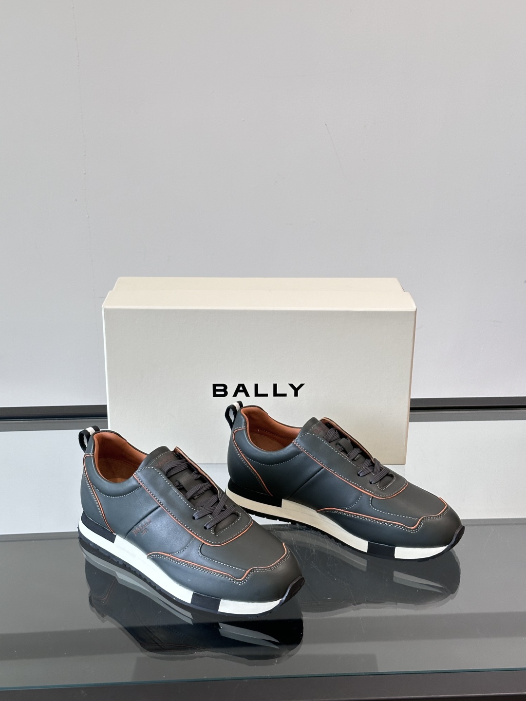 Bally/巴利 RAISE男士新款皮革休闲运动鞋✅这款运动鞋采用进口小牛皮鞋面‼️融入撞色刺绣和皮革线