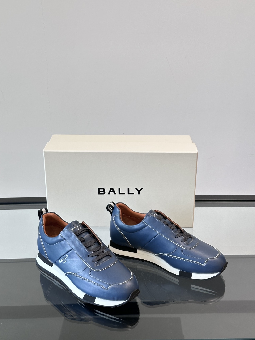 Bally/巴利 RAISE男士新款皮革休闲运动鞋✅这款运动鞋采用进口小牛皮鞋面‼️融入撞色刺绣和皮革线