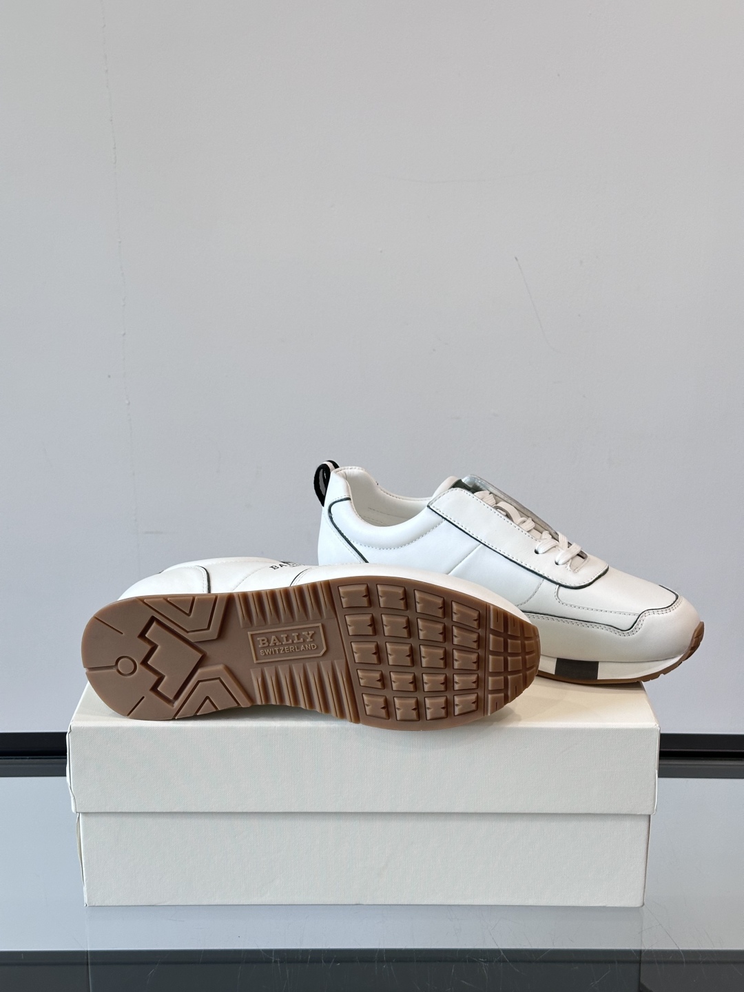 Bally/巴利 RAISE男士新款皮革休闲运动鞋✅这款运动鞋采用进口小牛皮鞋面‼️融入撞色刺绣和皮革线