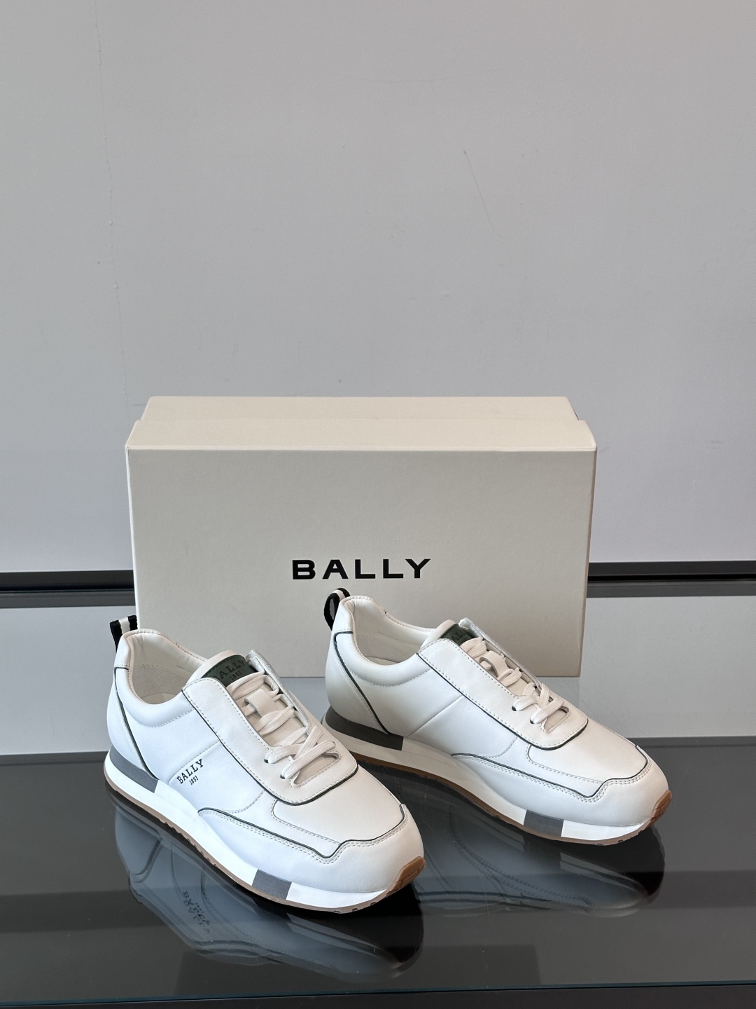 Bally/巴利 RAISE男士新款皮革休闲运动鞋✅这款运动鞋采用进口小牛皮鞋面‼️融入撞色刺绣和皮革线
