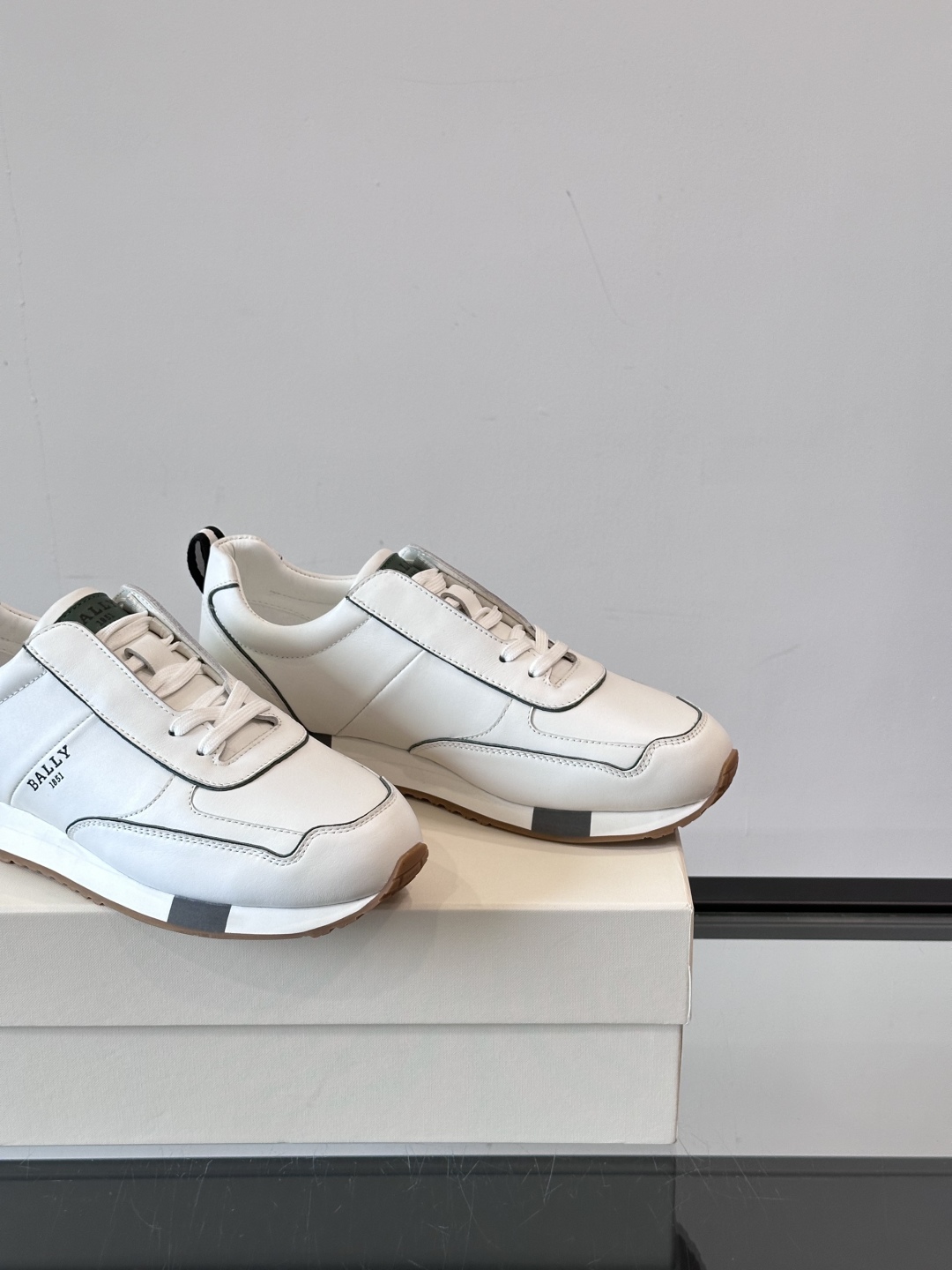 Bally/巴利 RAISE男士新款皮革休闲运动鞋✅这款运动鞋采用进口小牛皮鞋面‼️融入撞色刺绣和皮革线
