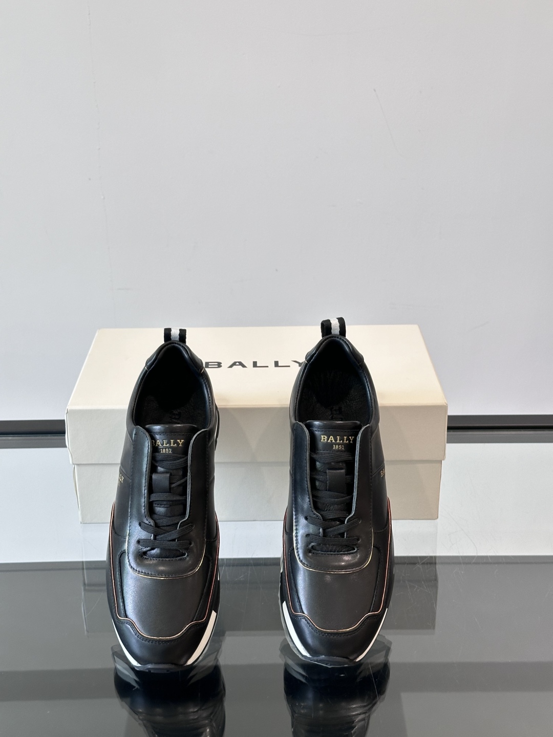 Bally/巴利 RAISE男士新款皮革休闲运动鞋✅这款运动鞋采用进口小牛皮鞋面‼️融入撞色刺绣和皮革线