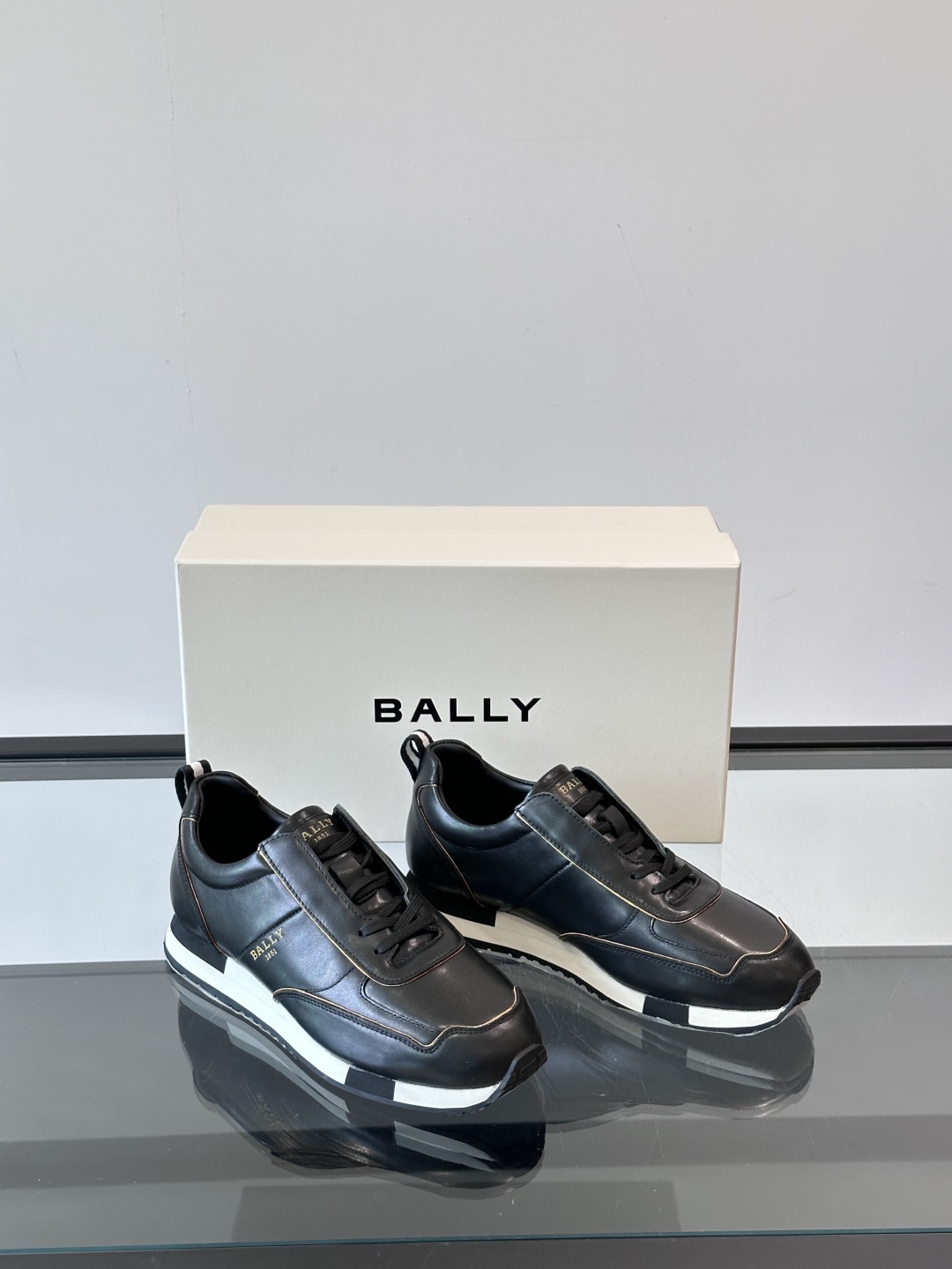 Bally/巴利 RAISE男士新款皮革休闲运动鞋✅这款运动鞋采用进口小牛皮鞋面‼️融入撞色刺绣和皮革线