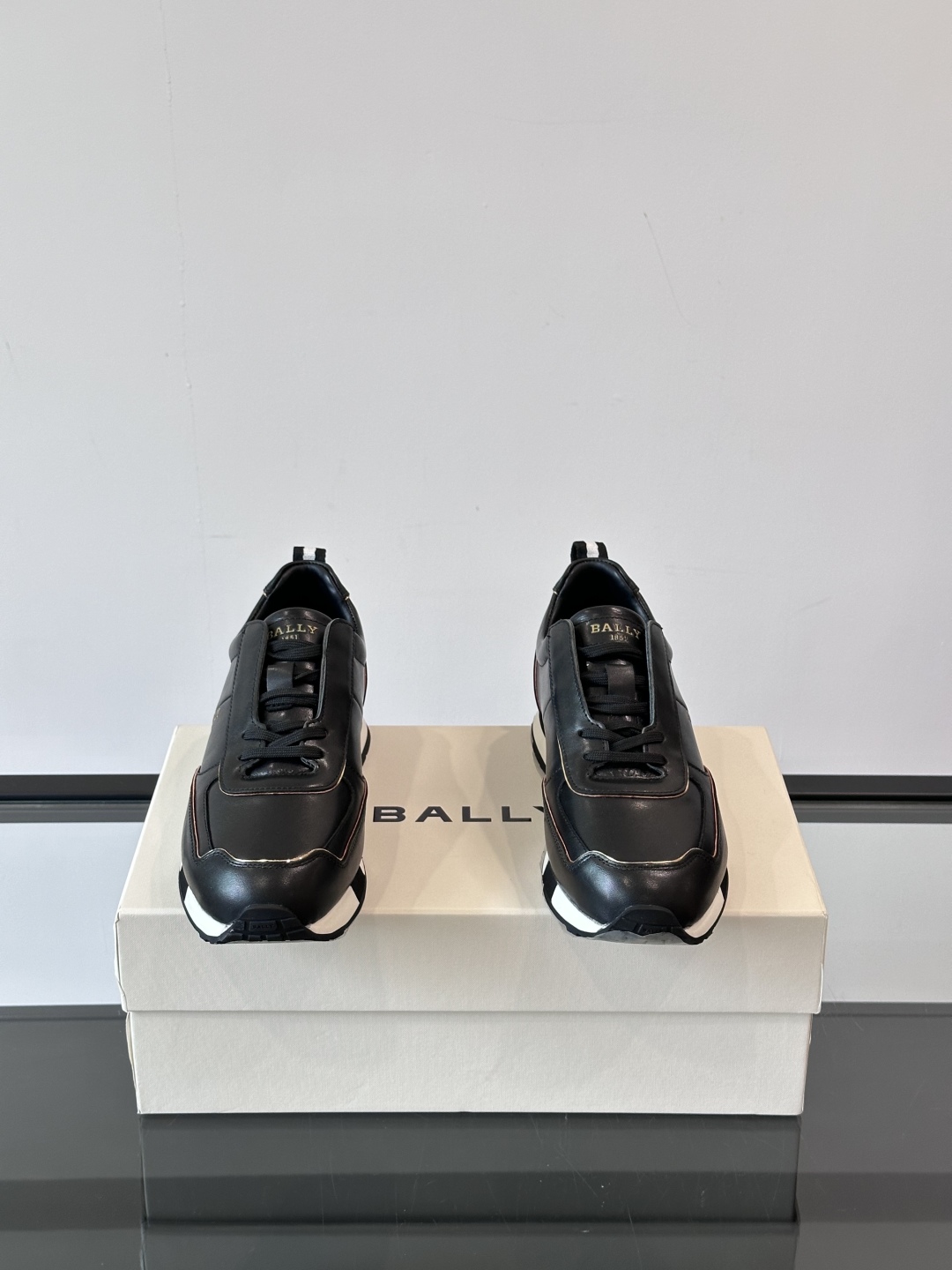 Bally/巴利 RAISE男士新款皮革休闲运动鞋✅这款运动鞋采用进口小牛皮鞋面‼️融入撞色刺绣和皮革线