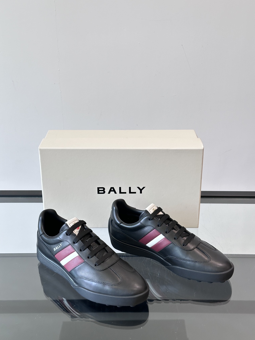 Bally/巴利 RAISE男士新款皮革休闲运动鞋✅这款运动鞋采用进口小牛皮鞋面‼️融入撞色刺绣和皮革线