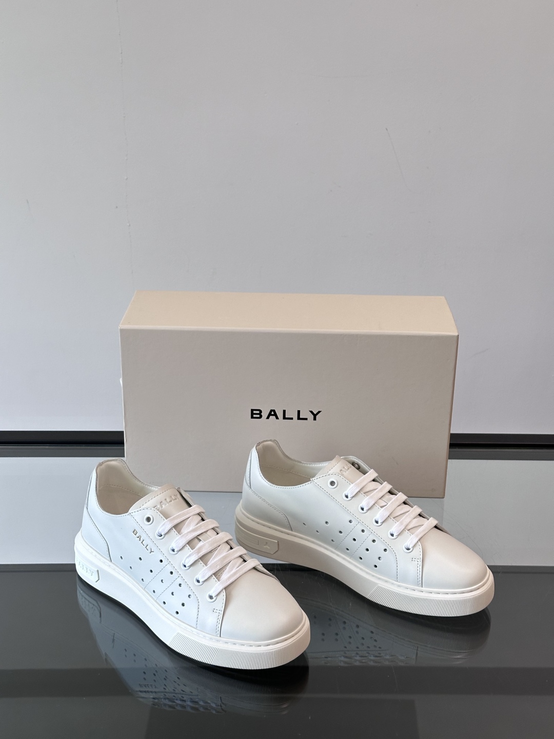 Bally/巴利 RAISE男士新款皮革休闲运动鞋✅这款运动鞋采用进口小牛皮鞋面‼️融入撞色刺绣和皮革线