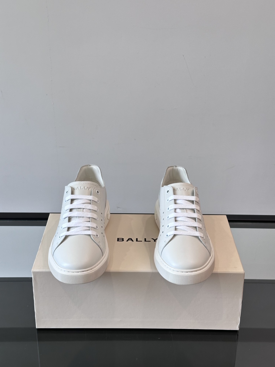 Bally/巴利 RAISE男士新款皮革休闲运动鞋✅这款运动鞋采用进口小牛皮鞋面‼️融入撞色刺绣和皮革线