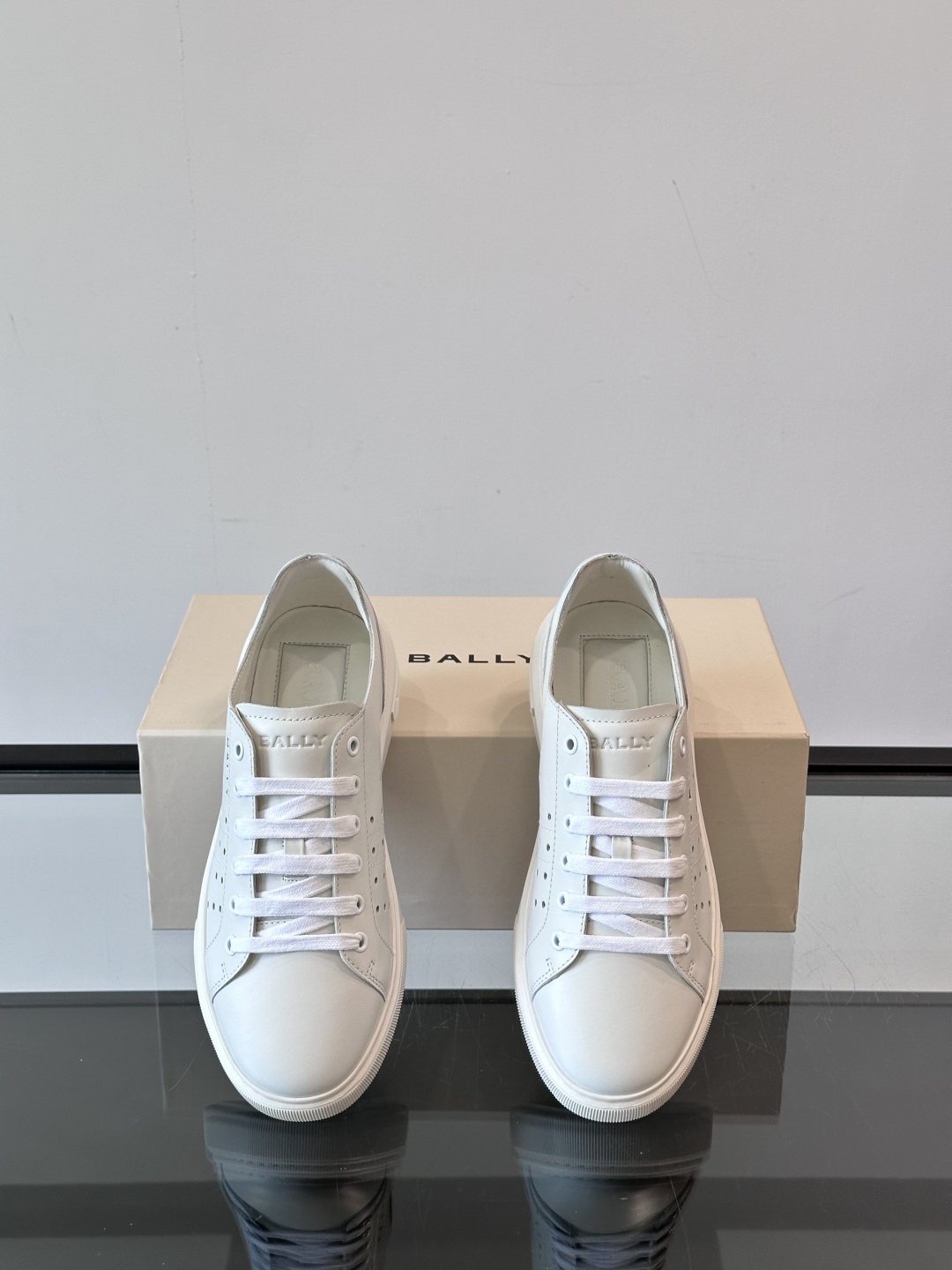 Bally/巴利 RAISE男士新款皮革休闲运动鞋✅这款运动鞋采用进口小牛皮鞋面‼️融入撞色刺绣和皮革线