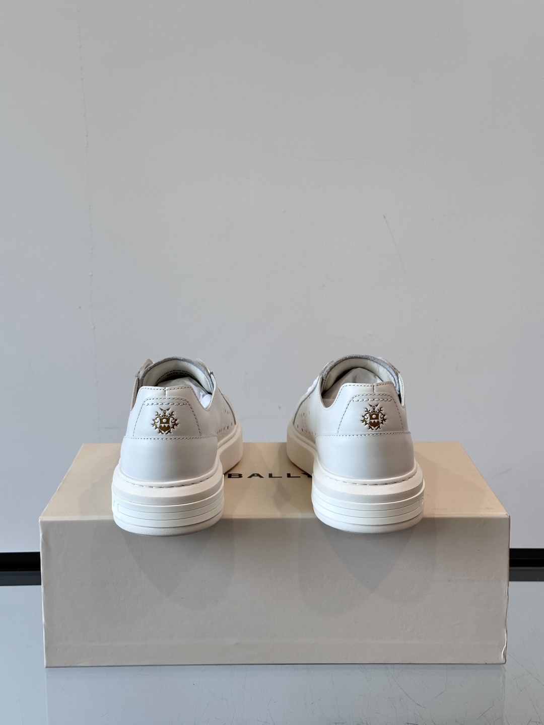 Bally/巴利 RAISE男士新款皮革休闲运动鞋✅这款运动鞋采用进口小牛皮鞋面‼️融入撞色刺绣和皮革线