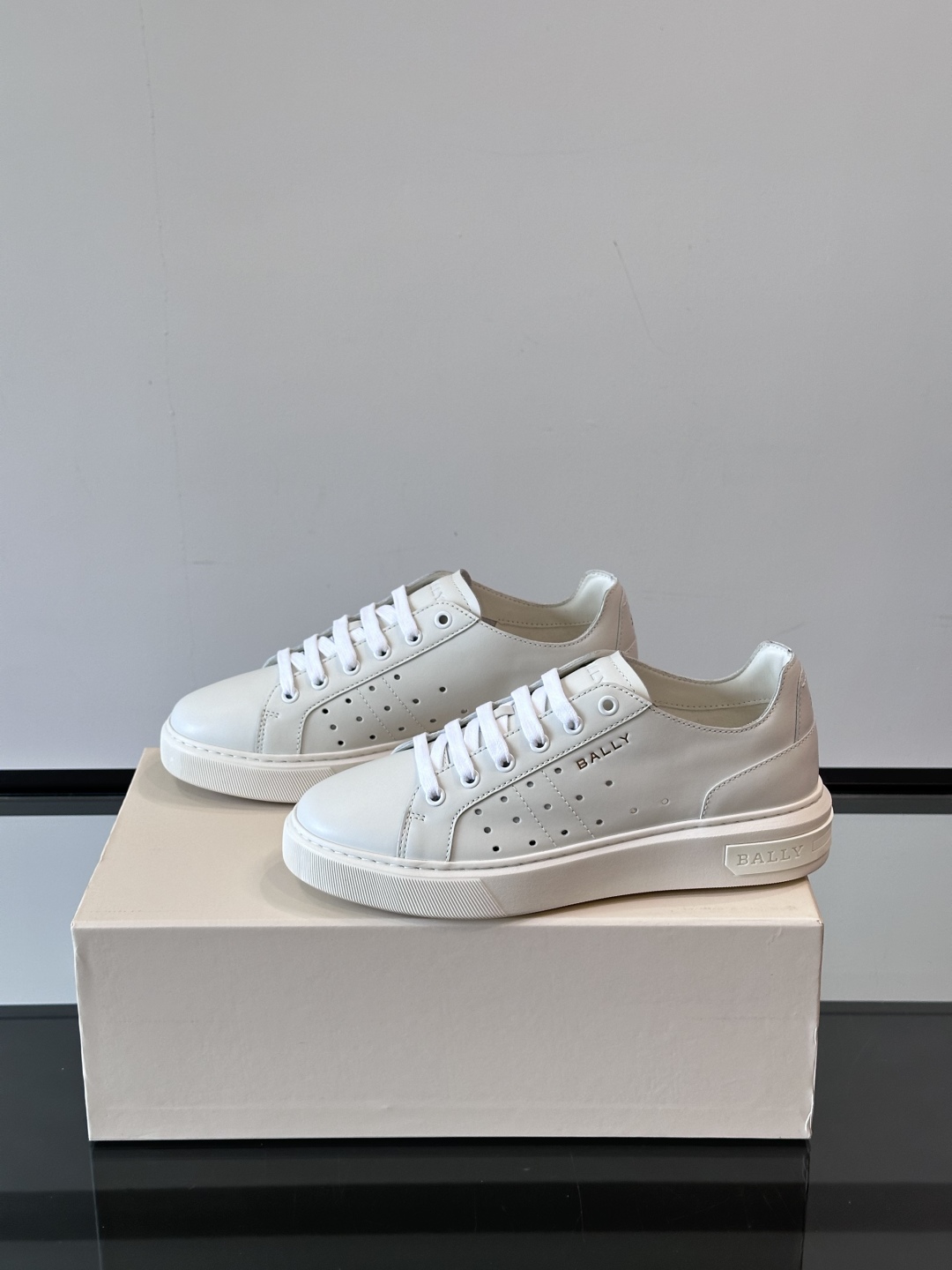 Bally/巴利 RAISE男士新款皮革休闲运动鞋✅这款运动鞋采用进口小牛皮鞋面‼️融入撞色刺绣和皮革线